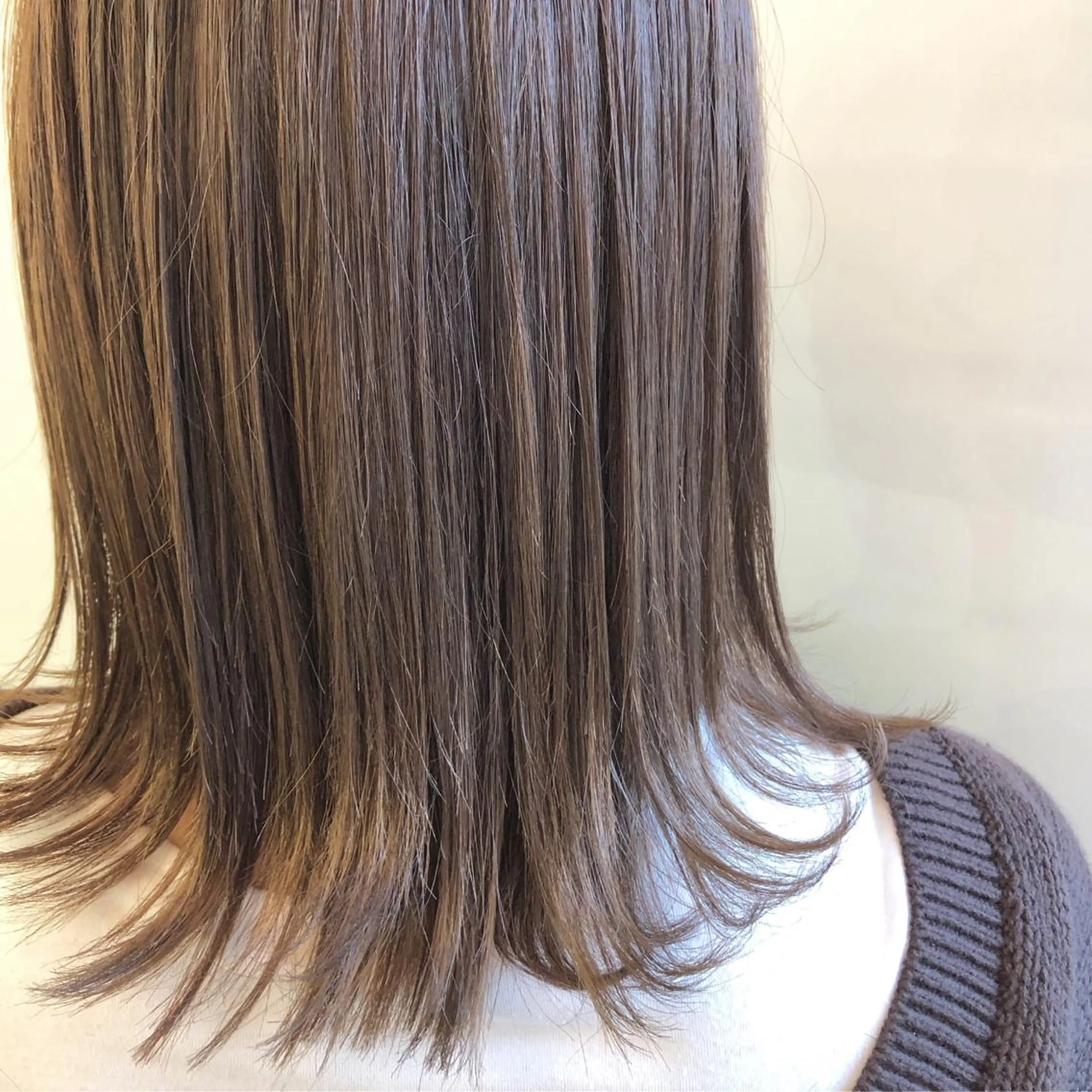 ミディアム カラー ベージュカラー 齋藤 咲のヘアスタイル