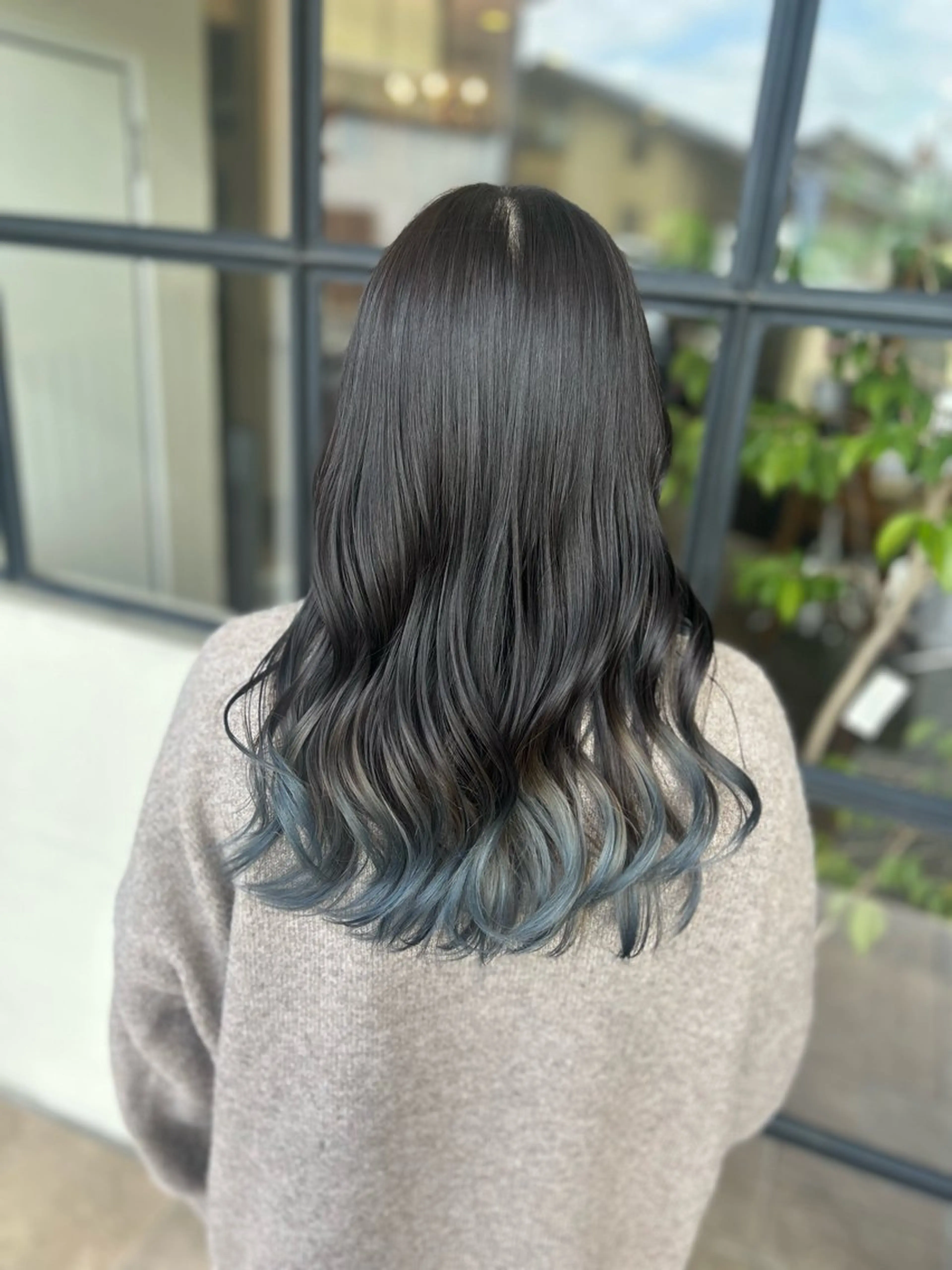 ロング カラー アッシュ グラデーションカラー シルバー ヘアカラー トリートメント 井上 花音のヘアスタイル