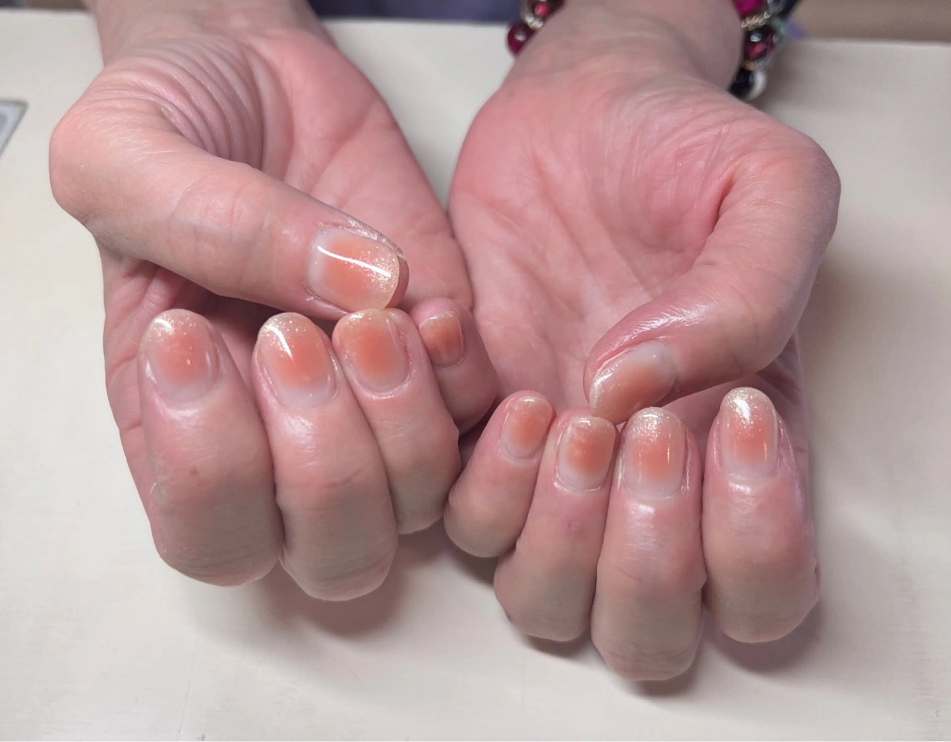 ネイル チークネイル グラデーション キラキラネイル ラメ(グリッター) ラメグラデーション いちじゅう あおいのネイルデザイン