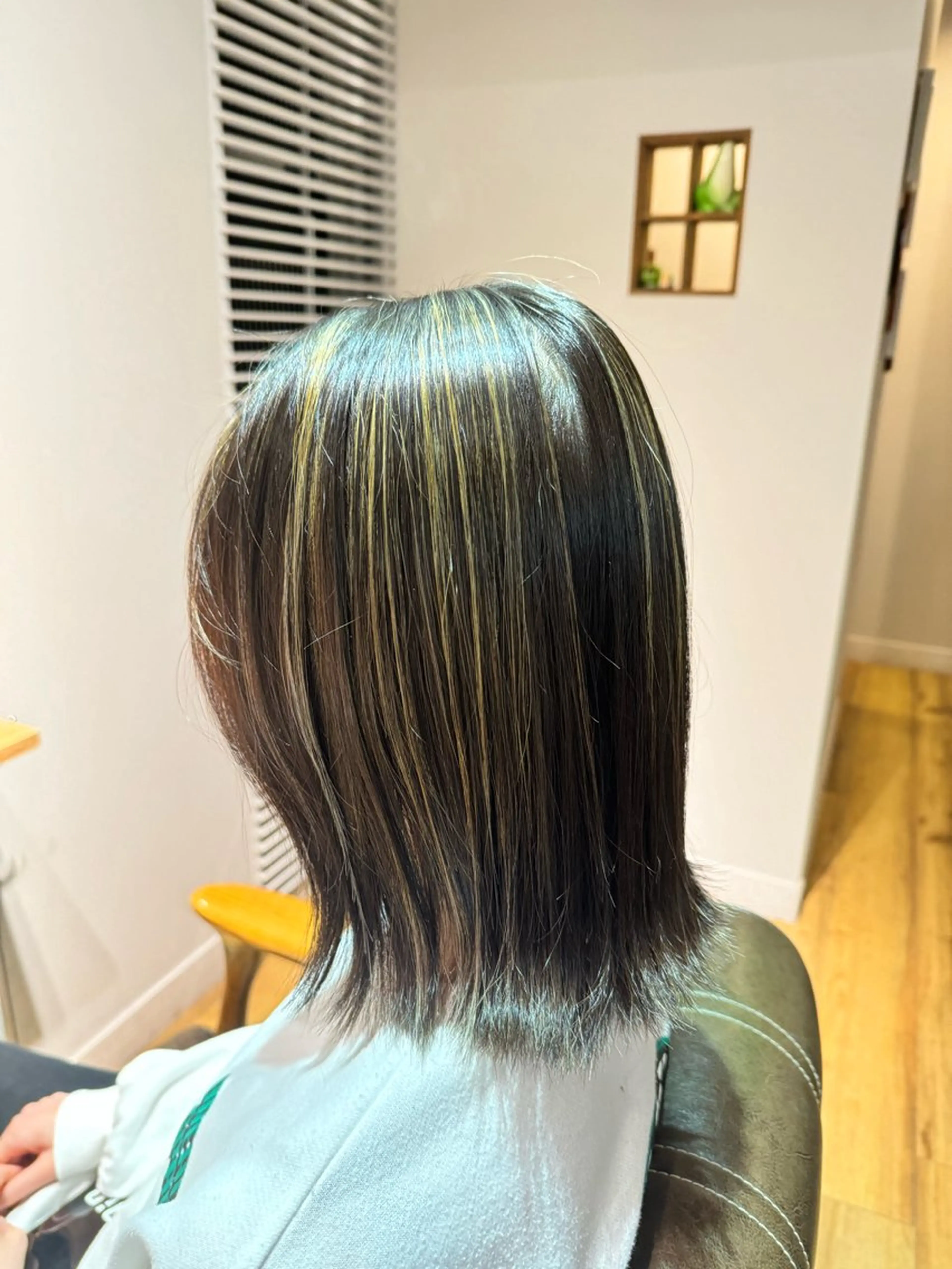 ミディアム カラー グレージュ ハイライトカラー ハイライト ヘアカラー トリートメント ツキダテ ユイのヘアスタイル