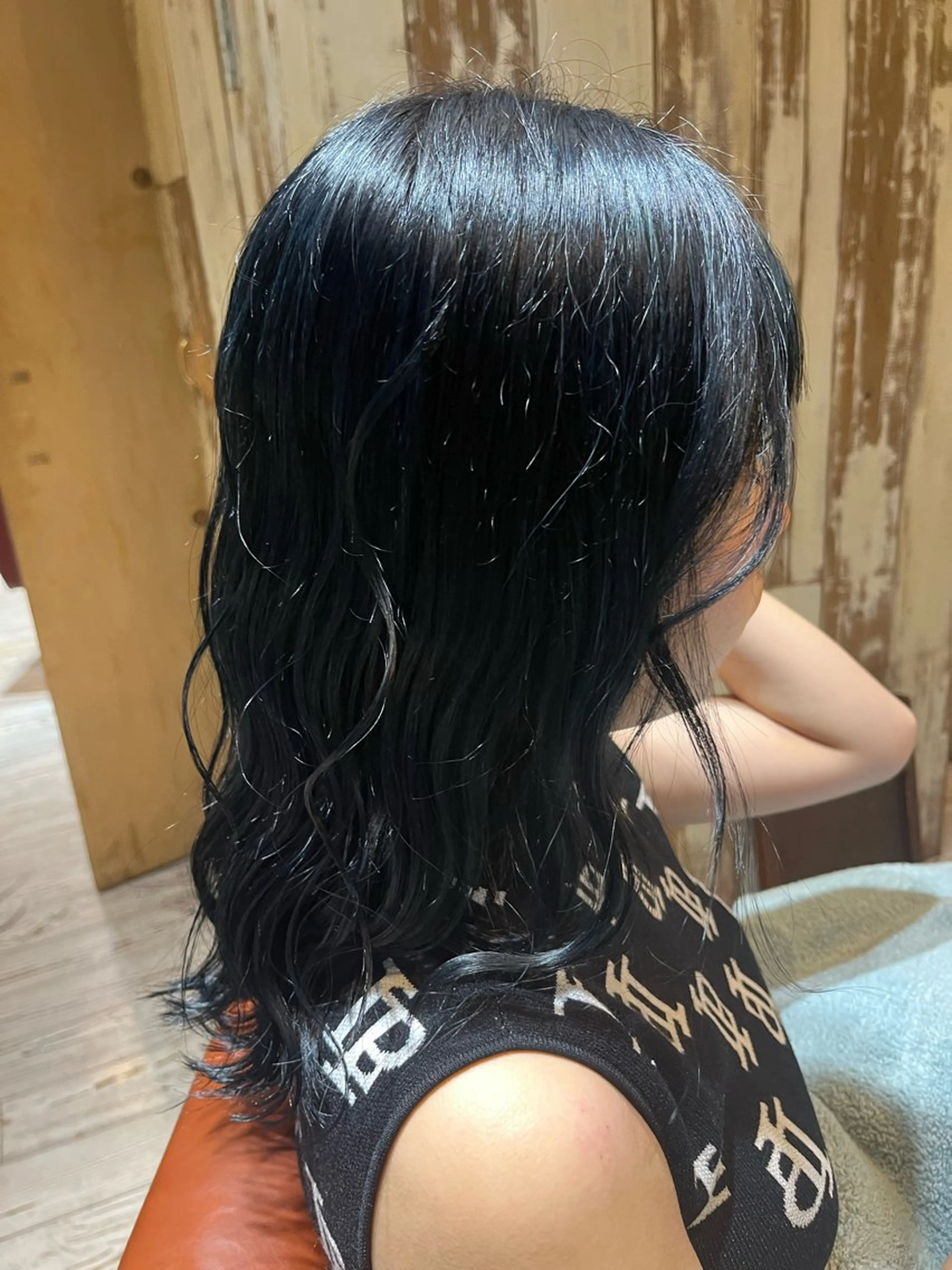 カラー 黒髪 ブルーカラー ブルーブラック 美濃 咲穂のヘアスタイル