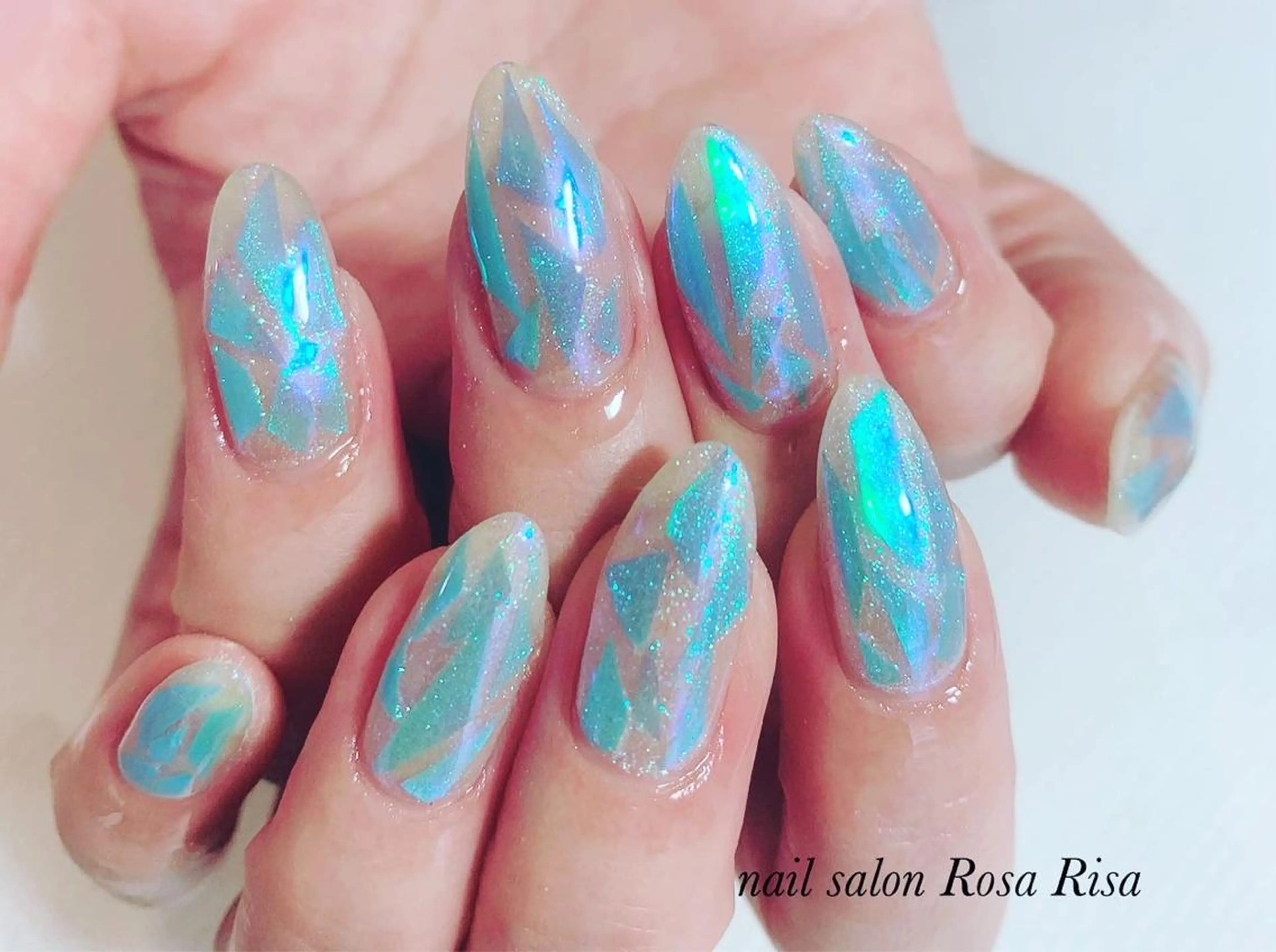 ミディアム ネイル オーロラネイル ブルー ラメ(グリッター) ミラーネイル ネイルスタジオ シェイクユアハンズのネイルデザイン