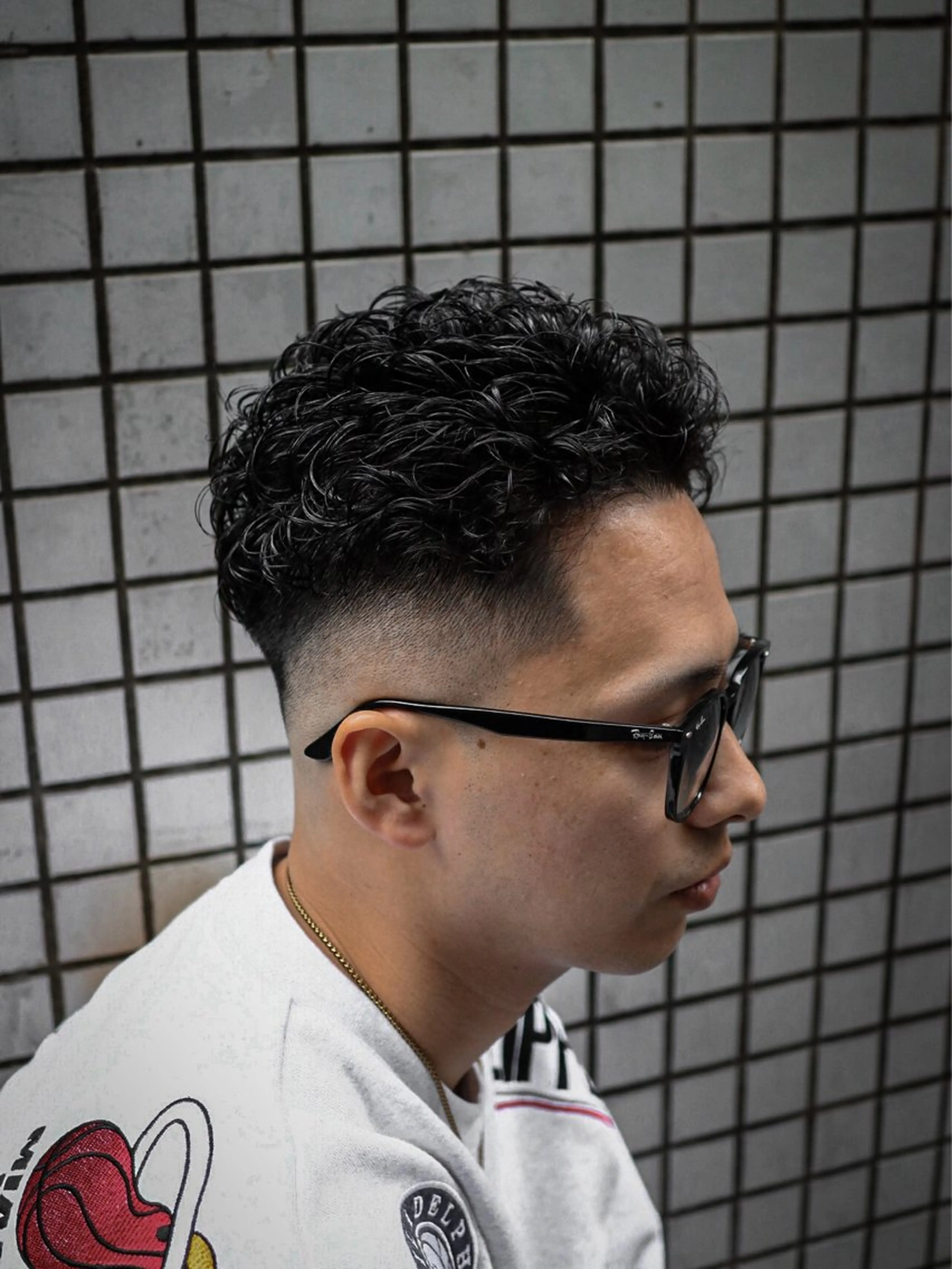 ショート カラー パーマ メンズ メンズブリーチ フェードカット カルマパーマ メンズメッシュ モヒカン 💈men's💈 satoru中目黒のヘアスタイル
