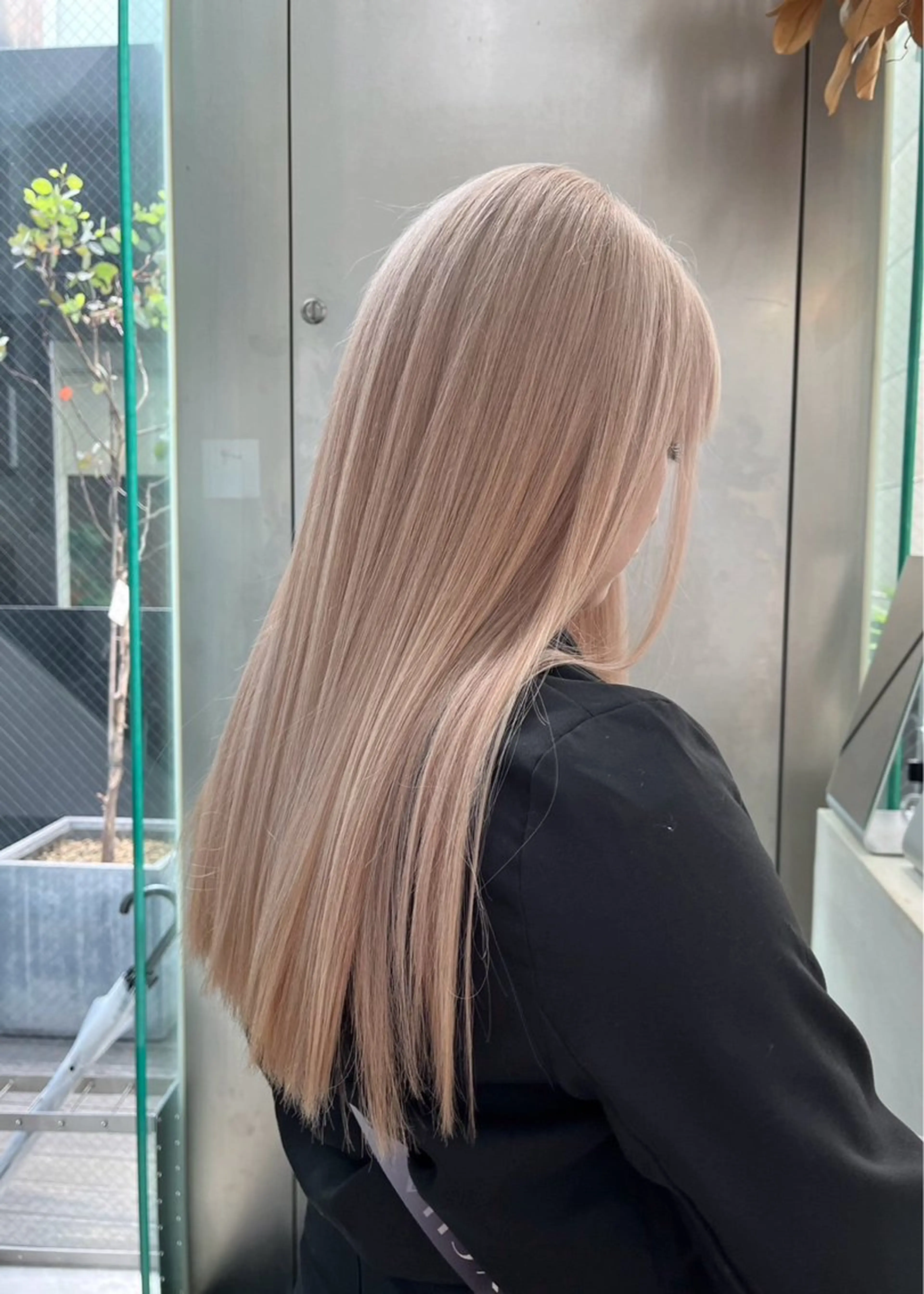 ロング カラー ベージュカラー ホワイトベージュ ヘアカラー トリートメント CHERIEブリーチ ダブルカラー　天神のヘアスタイル