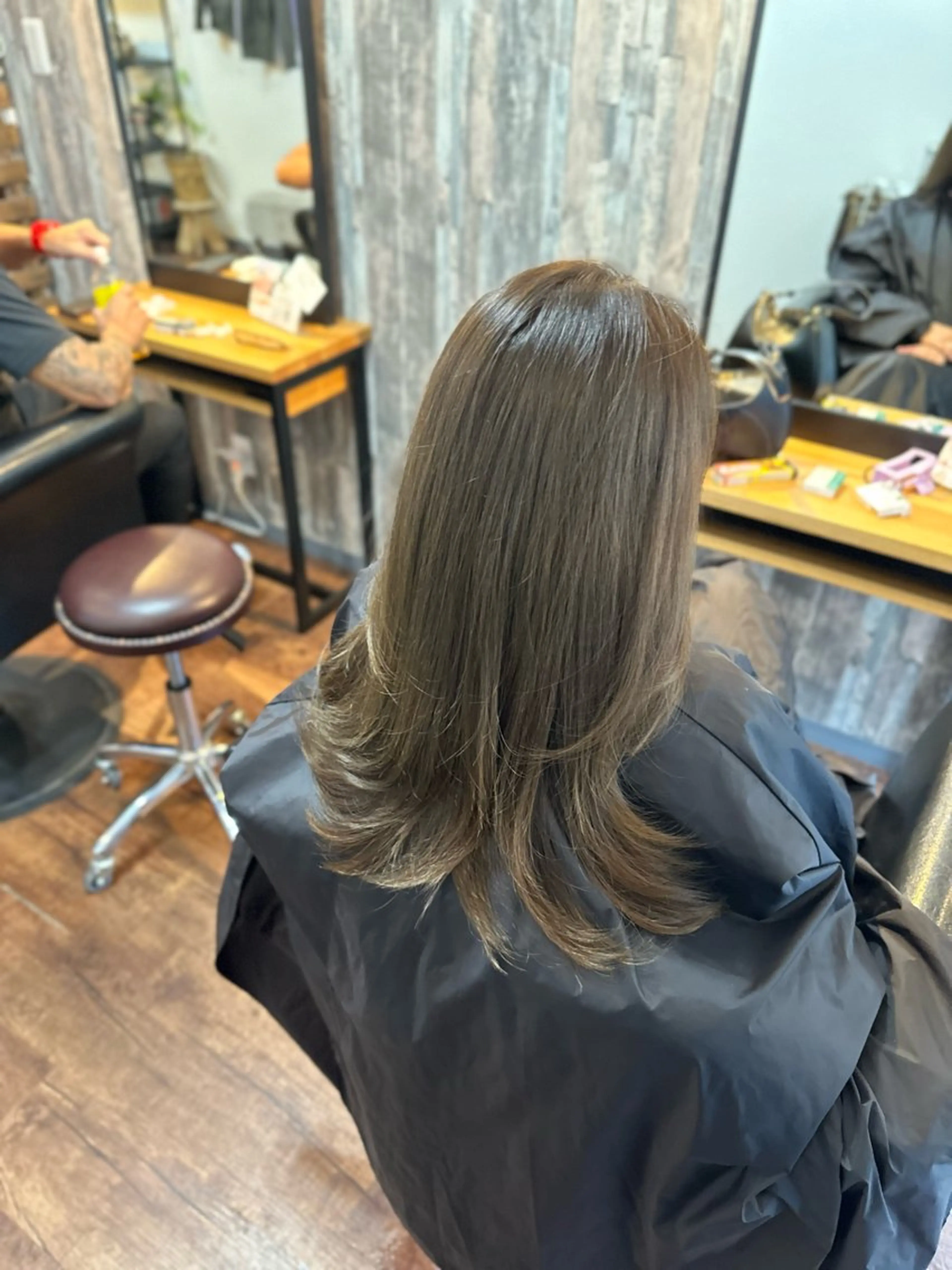 セミロング カラー アッシュ レイヤーカット カット ヘアカラー Luzir⭐︎ GEN⭐︎のヘアスタイル