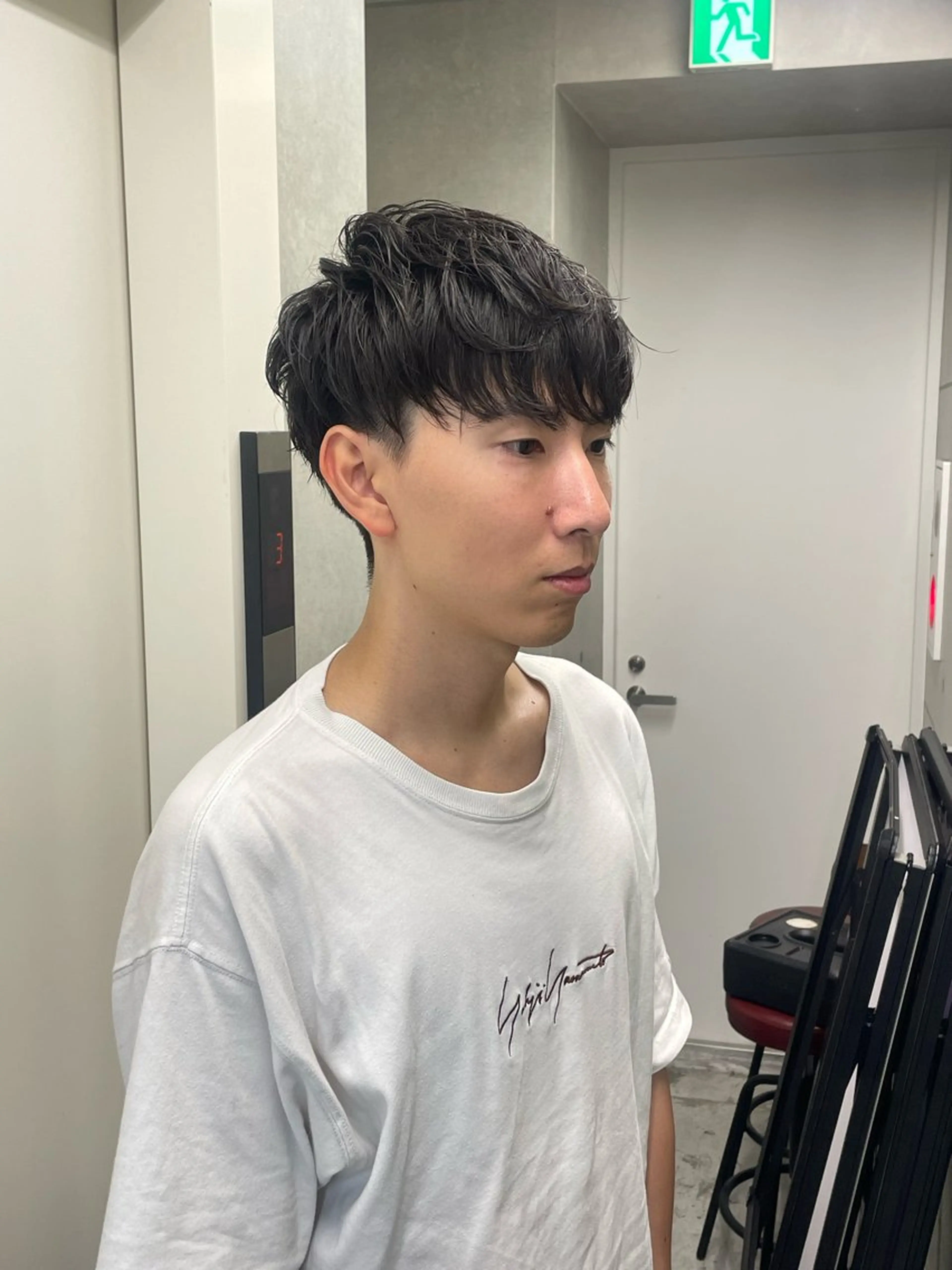 ミディアム メンズ ミディアムパーマ メンズブリーチ センターパート フェードカット マッシュ カット 【メンズ・カット】 藪 清正のヘアスタイル