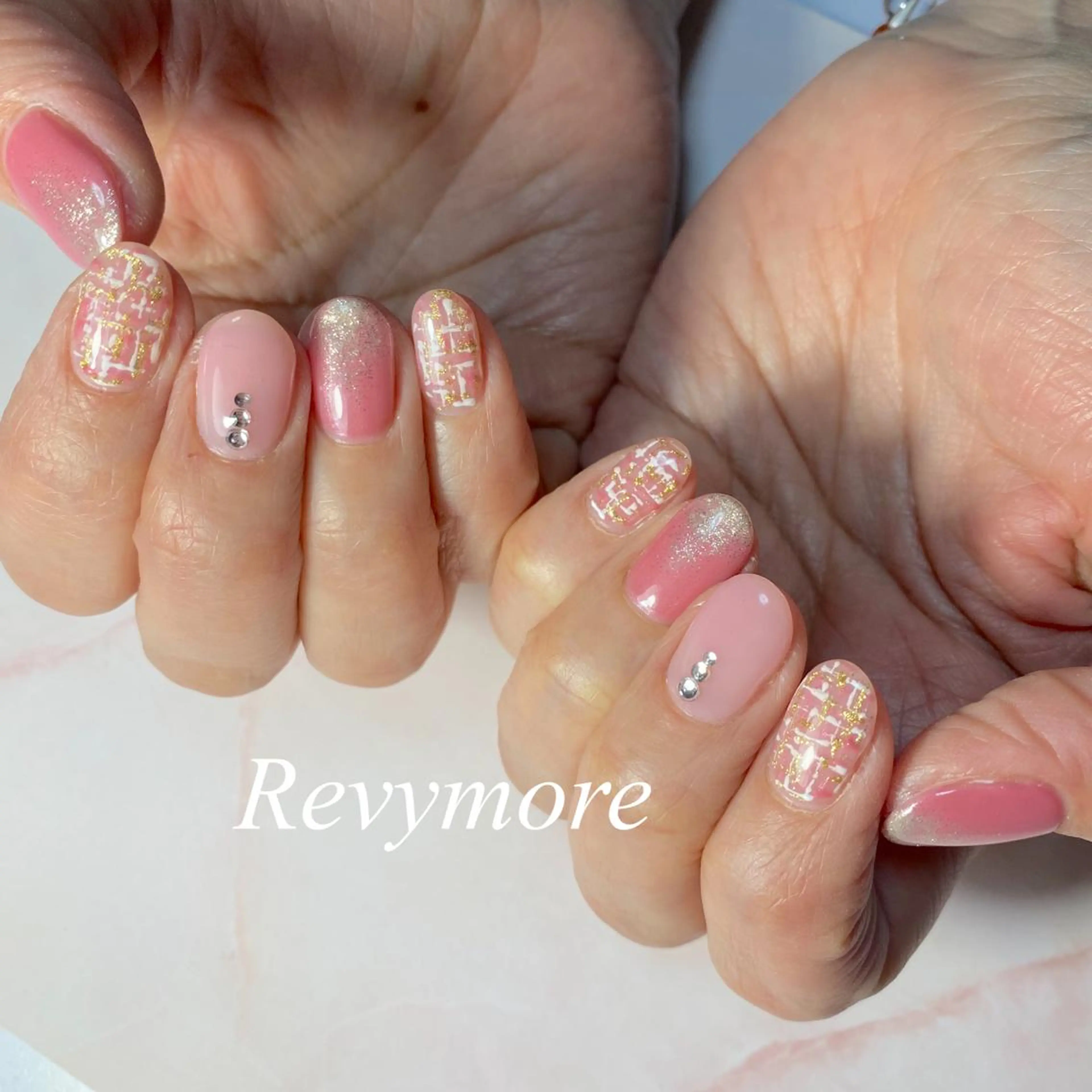 ミディアム ネイル ジェルネイル ニュアンスネイル オフィスネイル ワンカラーネイル ピンク nail salon Revymoreのネイルデザイン