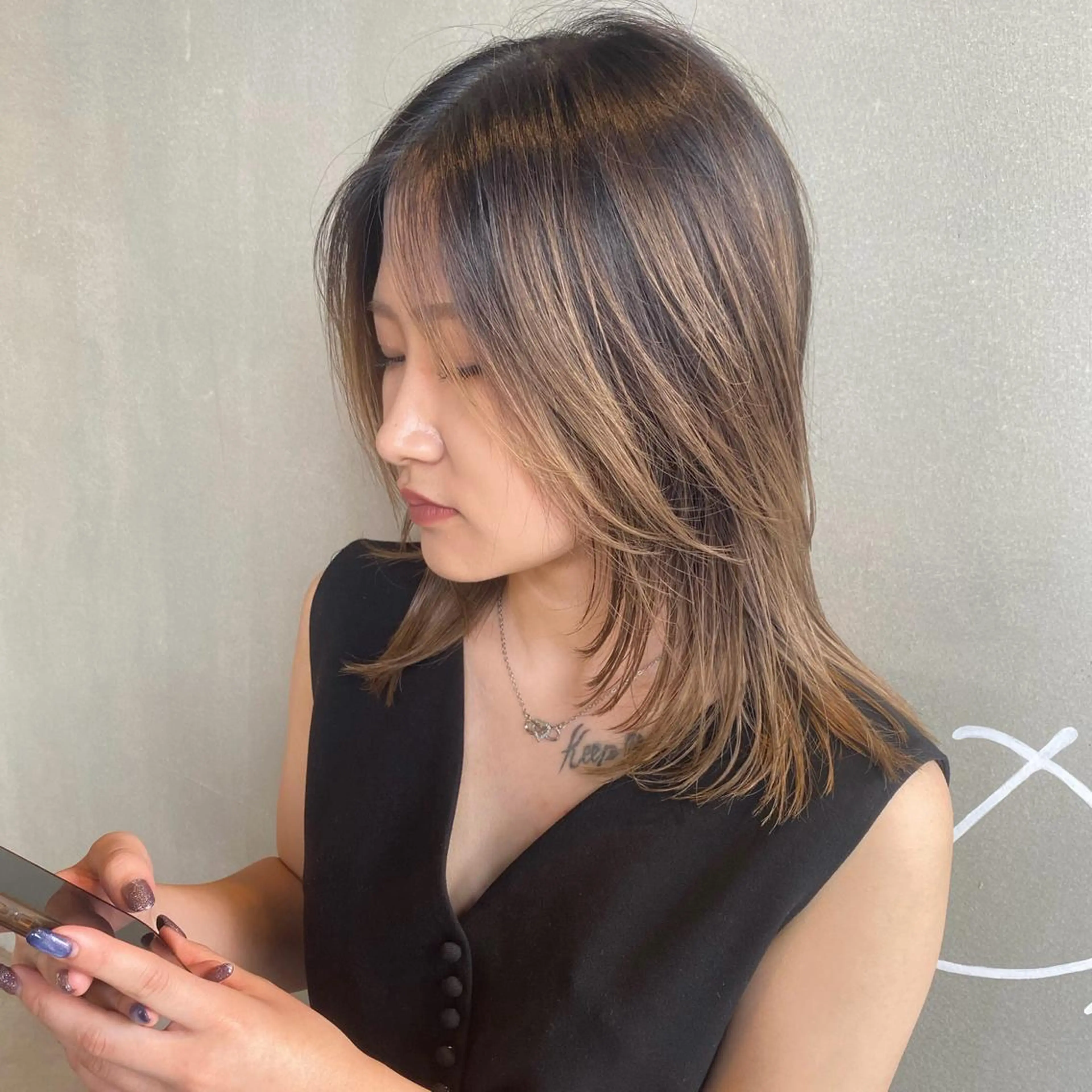 ミディアム 顔まわりレイヤー 顔周りカット レイヤーカット カット ベージュ/オリーブ/ miyabiのヘアスタイル