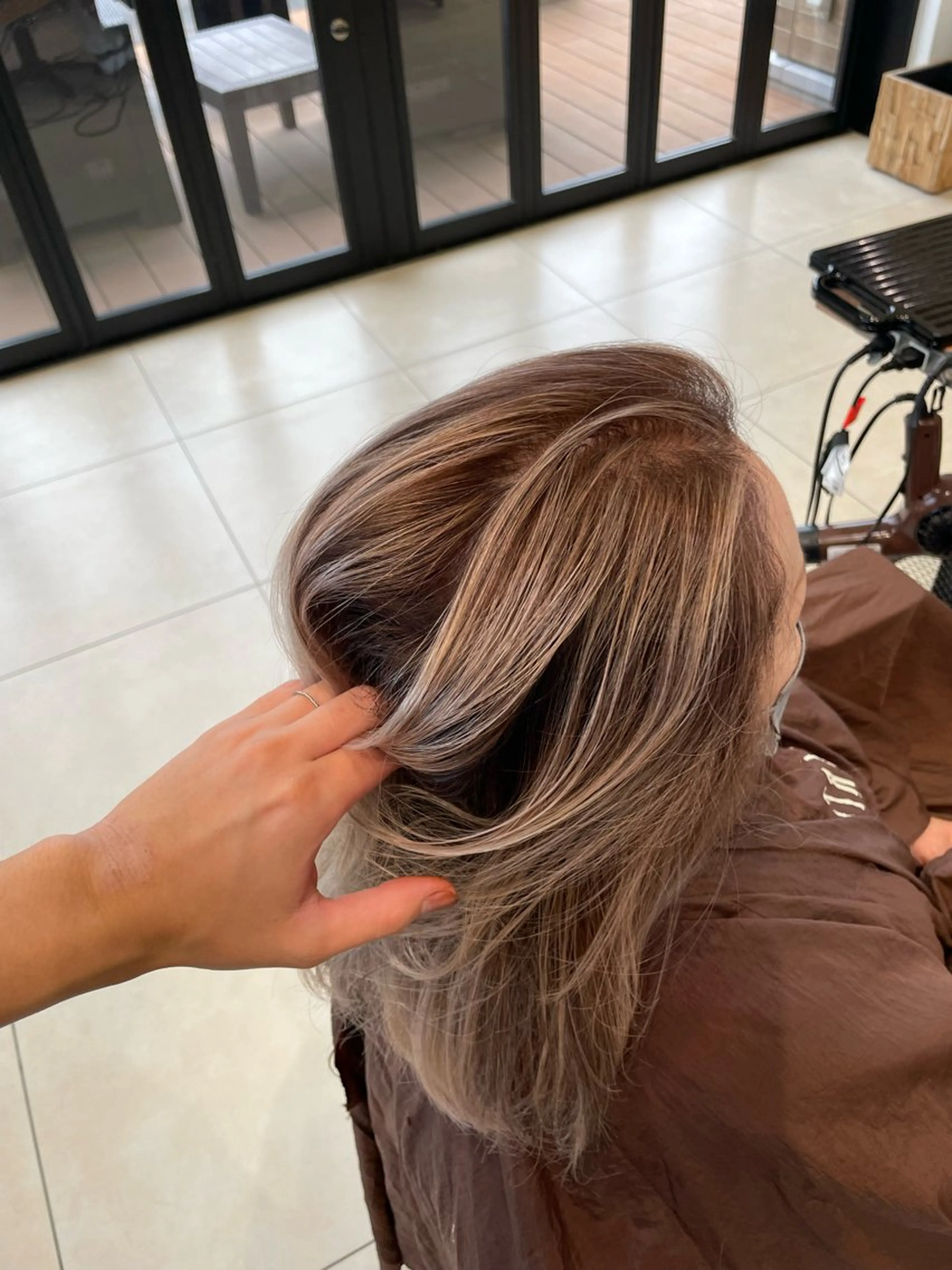 白髪染めやめませんか❓次世代型脱白髪染め🤍白髪をデザインに変える脱白髪染めカラー👩🏻🦳✨の写真