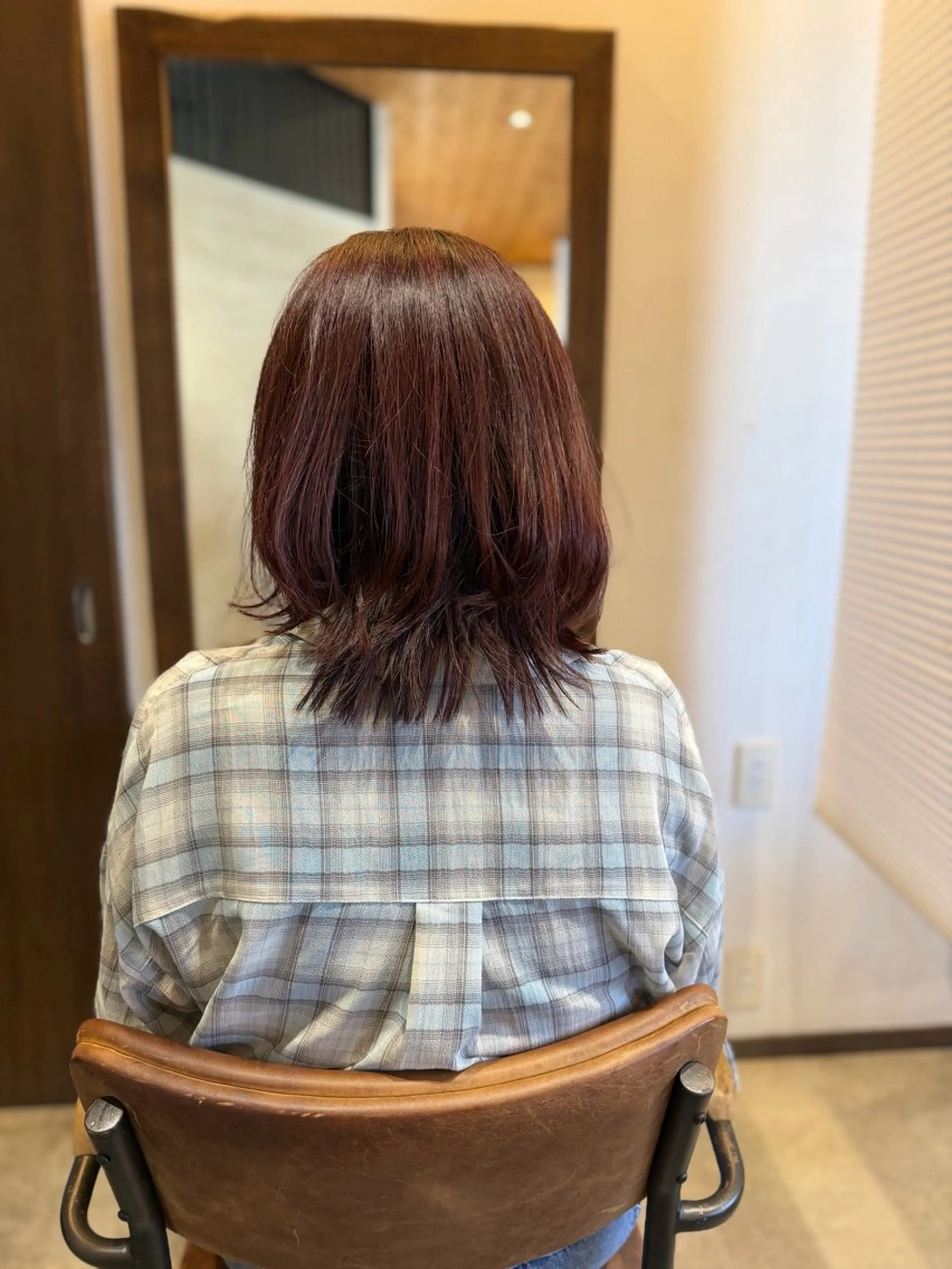 ミディアム カット ヘアカラー トリートメント YUKI .のヘアスタイル