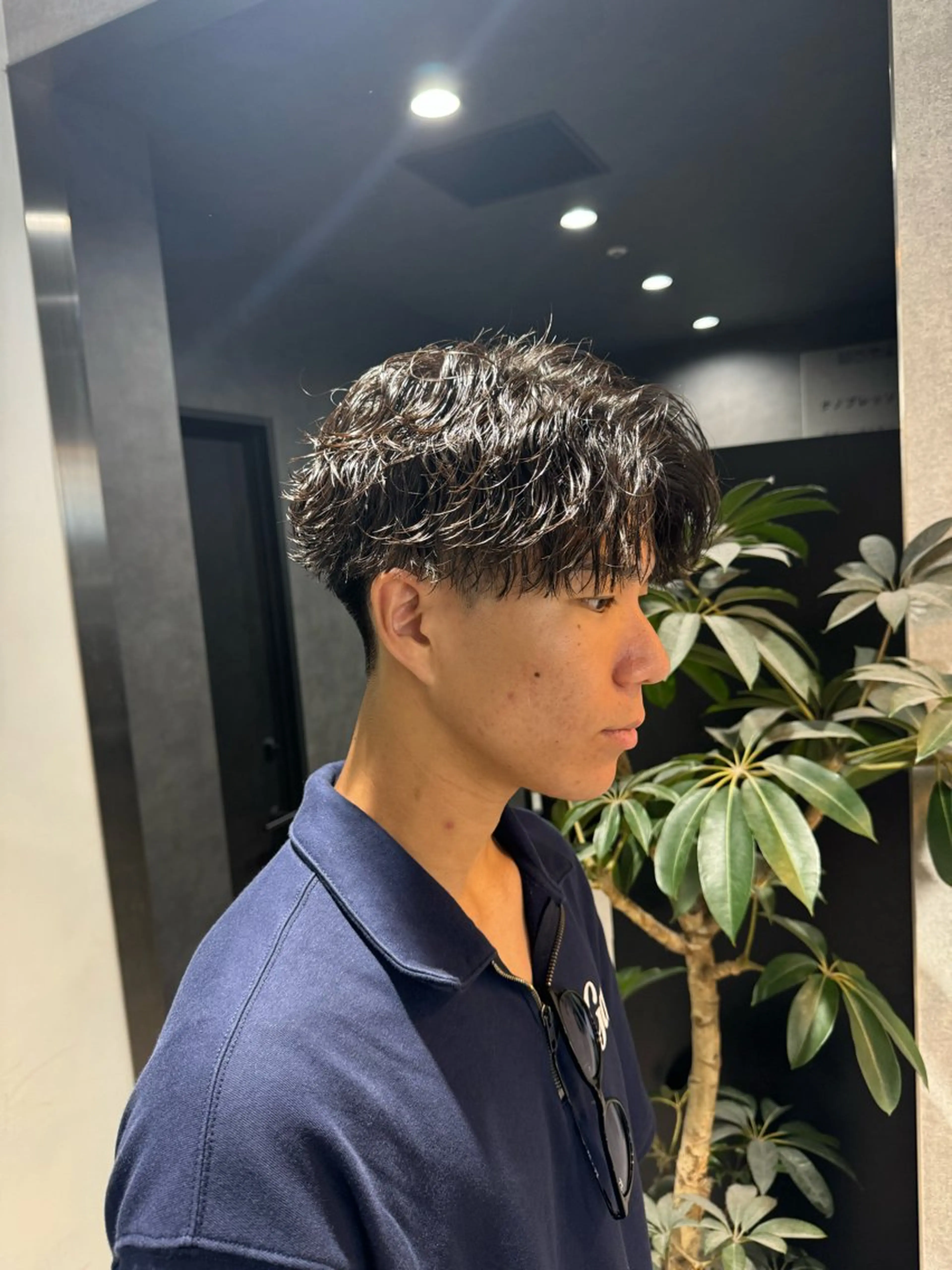 ショート カラー パーマ ヘアアレンジ メンズ センターパート マッシュ メンズパーマ スペインカール スパイキーショート カット パーマ トリートメント ヘッドスパ ヘアセット スパイキー/フェザー /波巻き/かいとのヘアスタイル