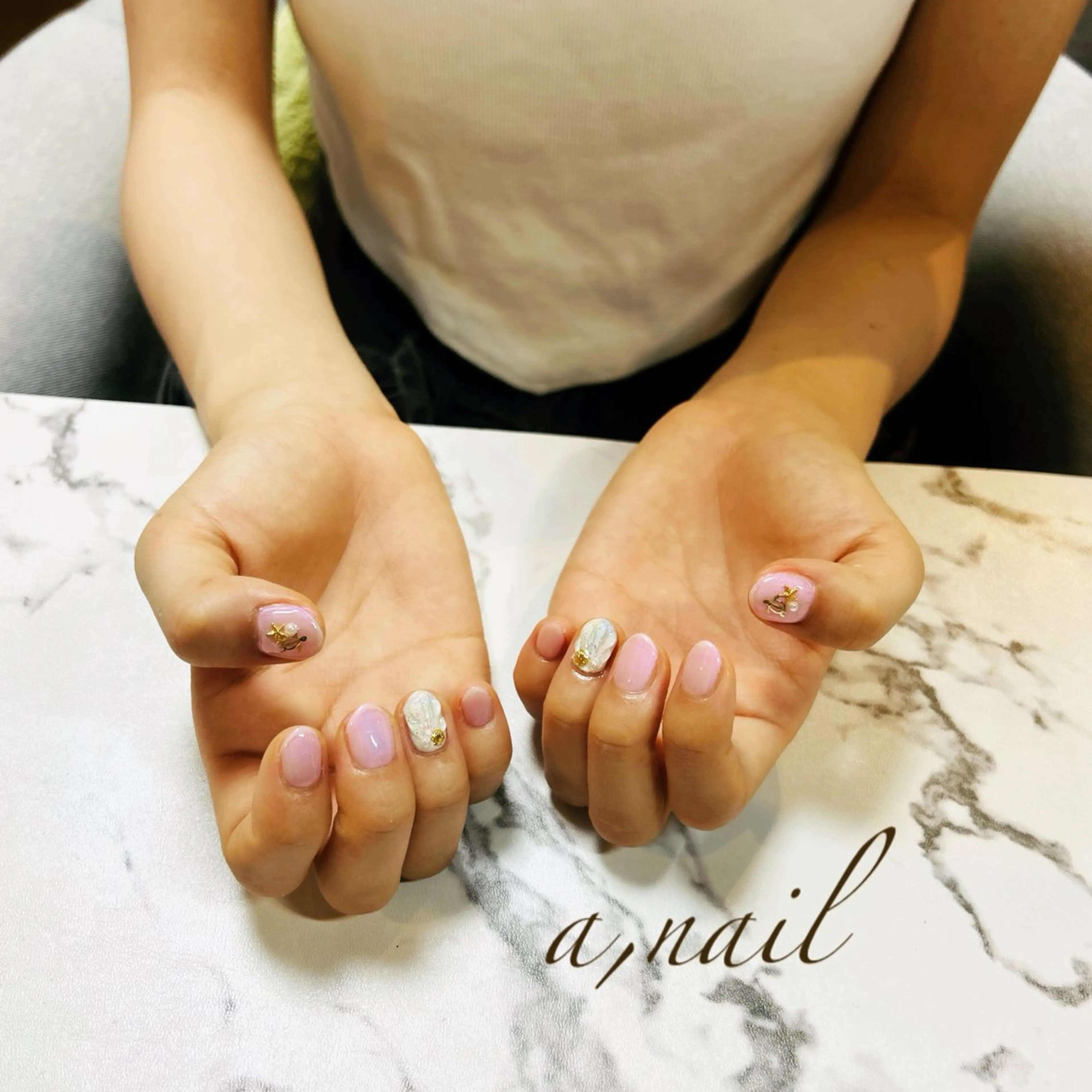 ネイル オーロラネイル キラキラネイル ぷっくりネイル 夏ネイル ハンドネイル ネイルサロン エーネイルのネイルデザイン