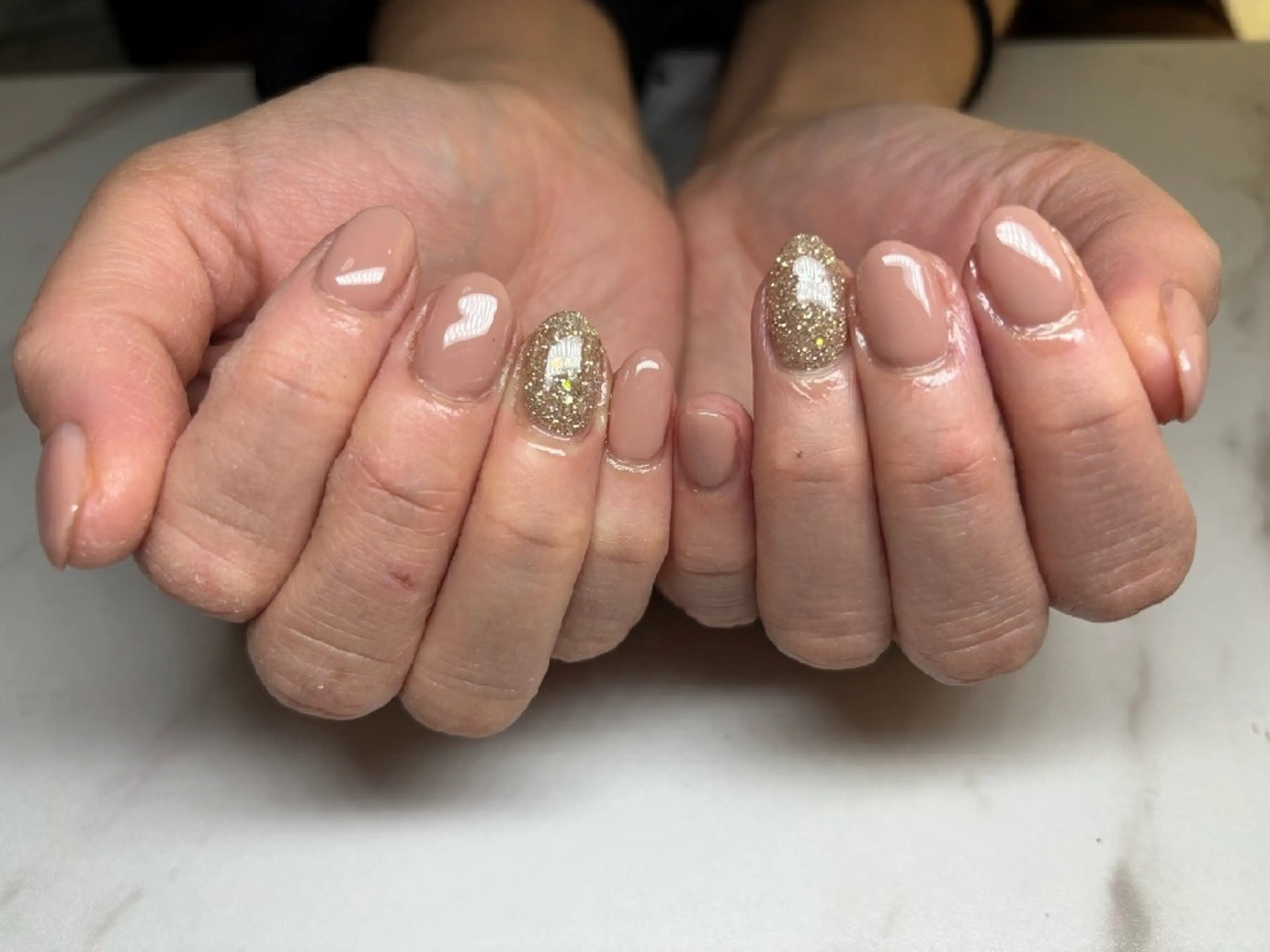 ネイル フラッシュネイル ゴールド ラメ(グリッター) ピンク ピンクベージュ ハンドネイル Nailsalon AMAのネイルデザイン