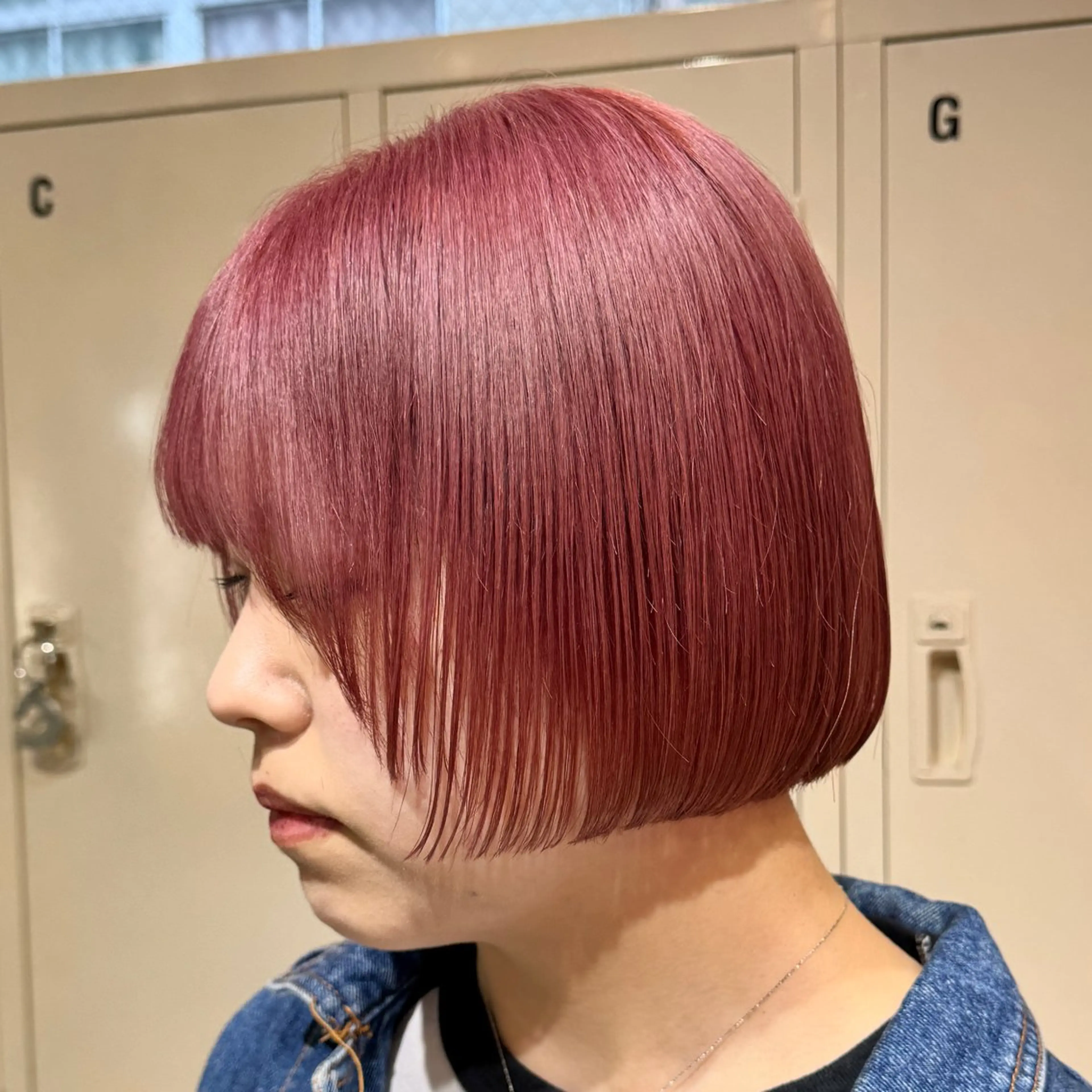 ミディアム カット ヘアカラー トリートメント 艶髪ハイトーン× ボブ🥣アイネのヘアスタイル