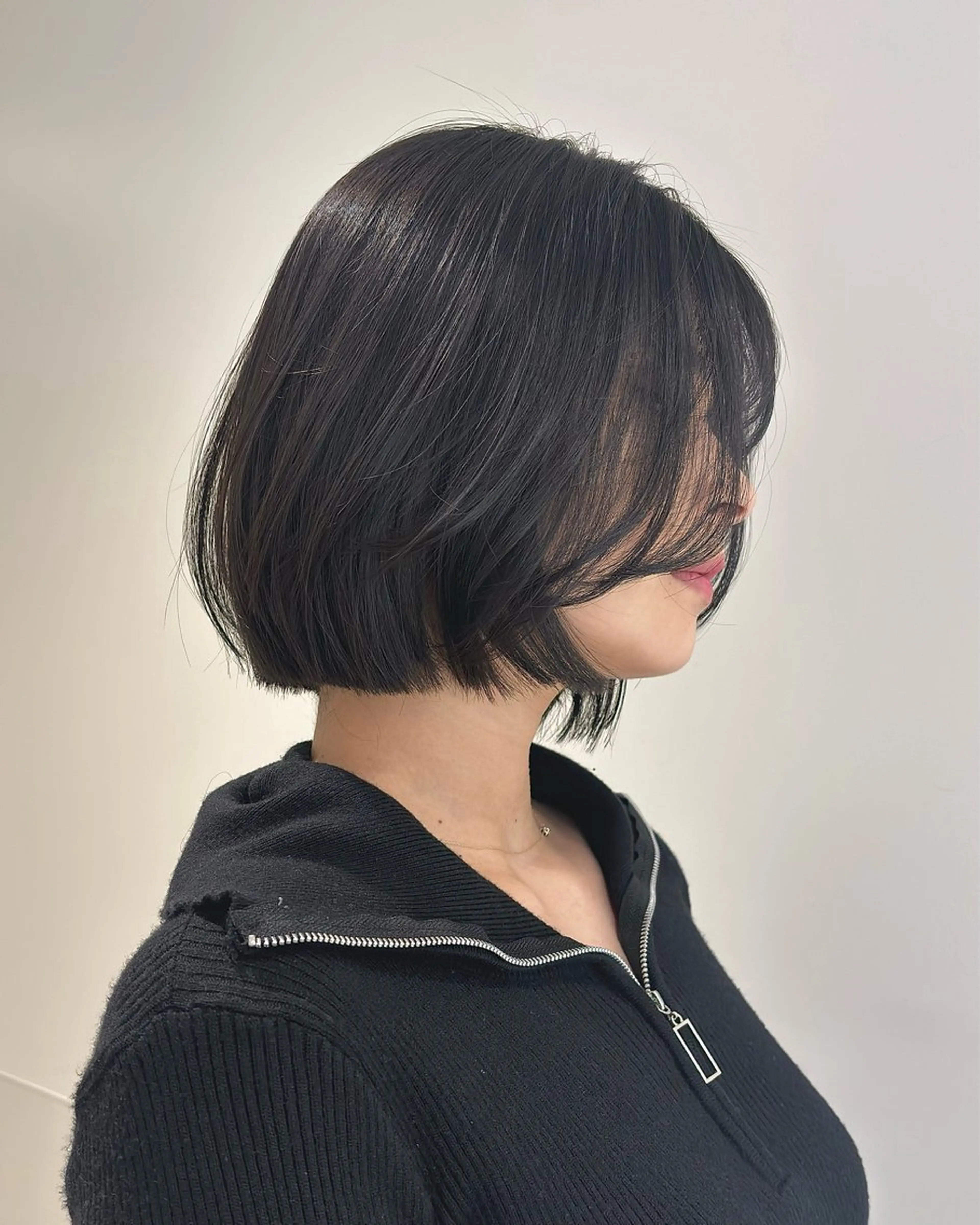 ショート カラー パーマ ヘアアレンジ メンズ 切りっぱなしボブ メンズ韓国風 ボブ くせ毛 髪質改善 切りっぱなしヘアボブ ミディアムヘアRYOのヘアスタイル