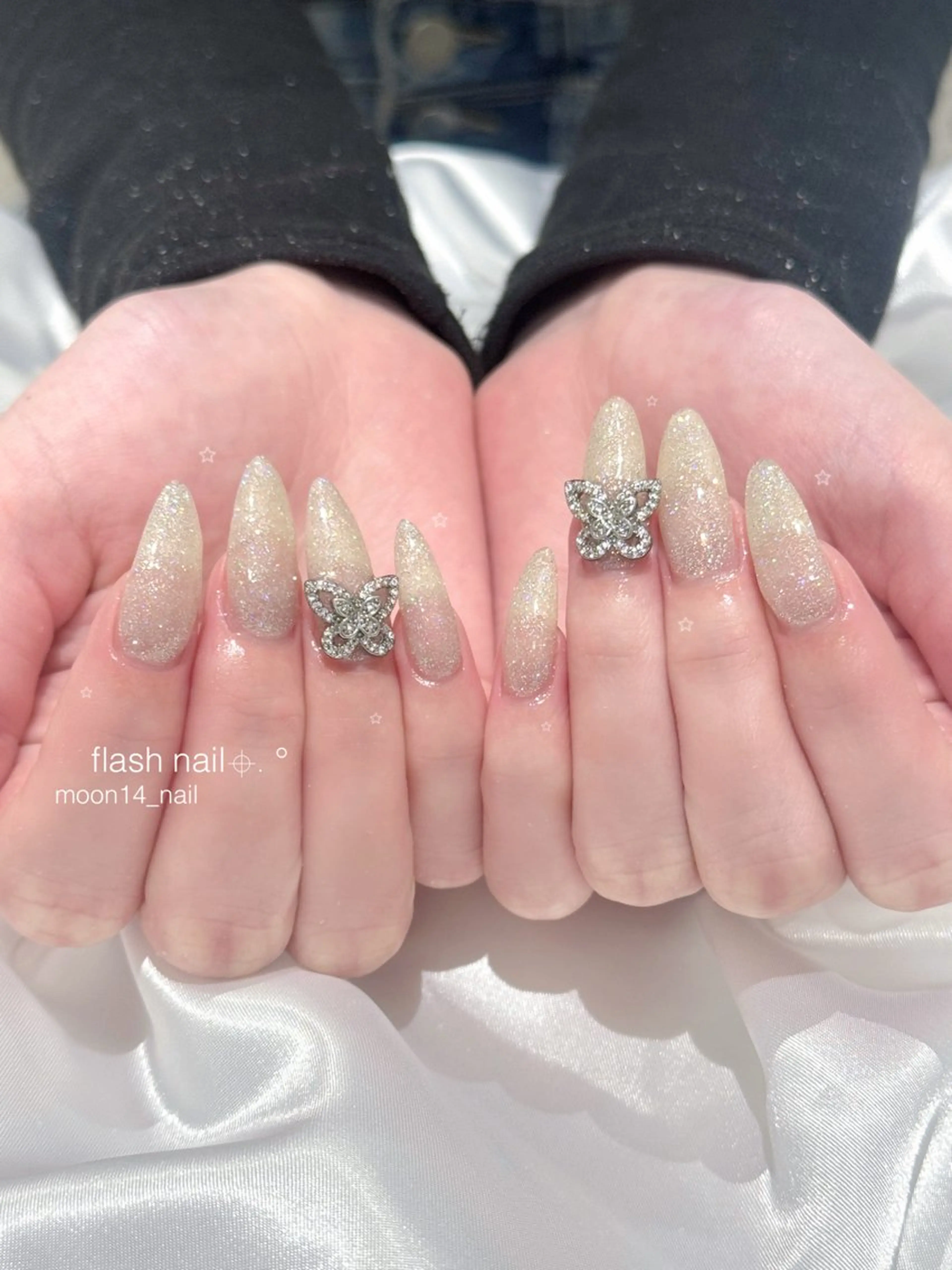 ネイル フラッシュネイル ジェルネイル キラキラネイル パラジェル ハンドネイル natsuki 💫のネイルデザイン