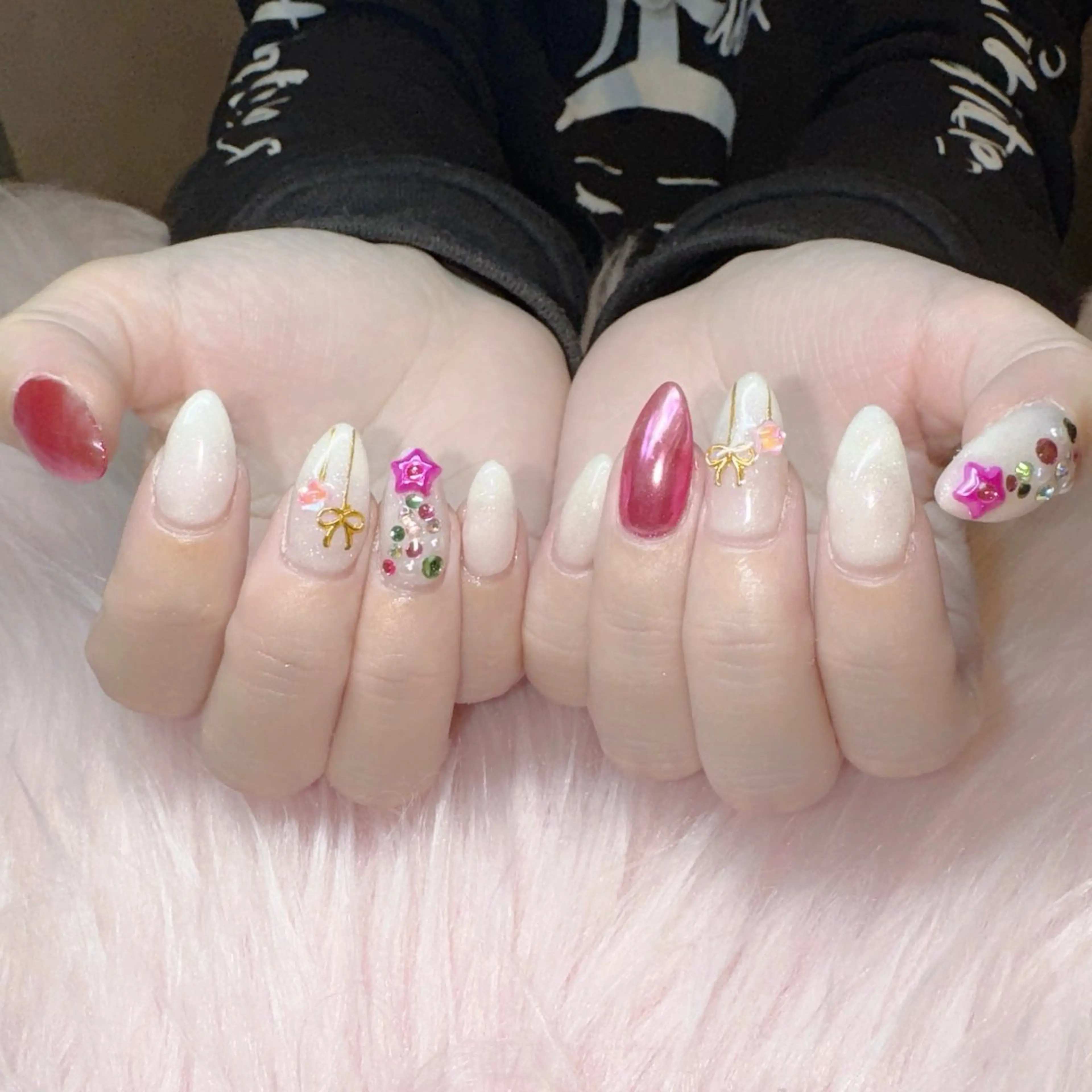 ネイル 冬ネイル クリスマス ハンドネイル RIEKO🍒 ワンホン♡推しネイルのネイルデザイン