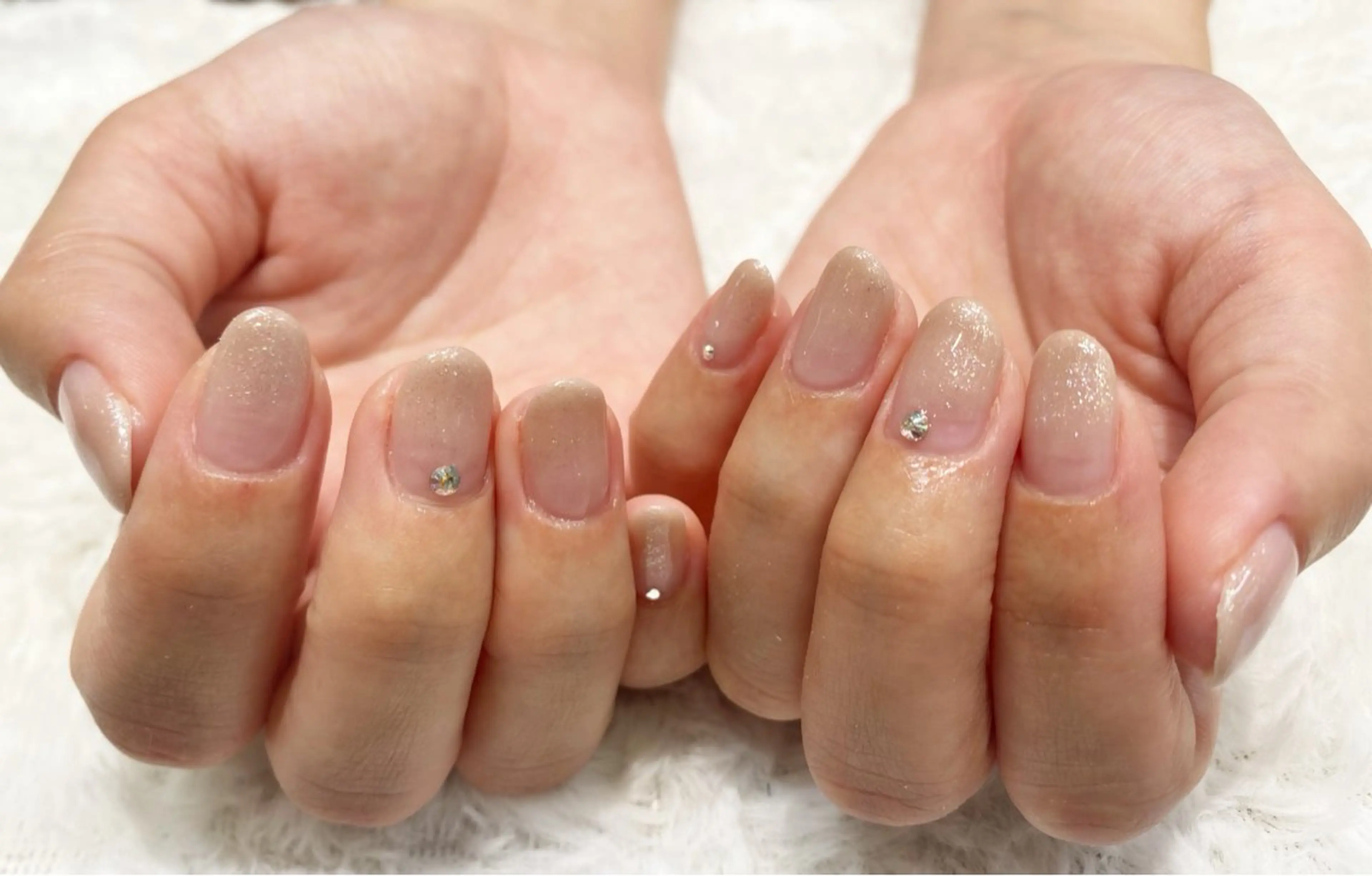 ネイル オフィスネイル シンプルネイル ストーンネイル ハンドネイル ネイルサロン nail_upのネイルデザイン