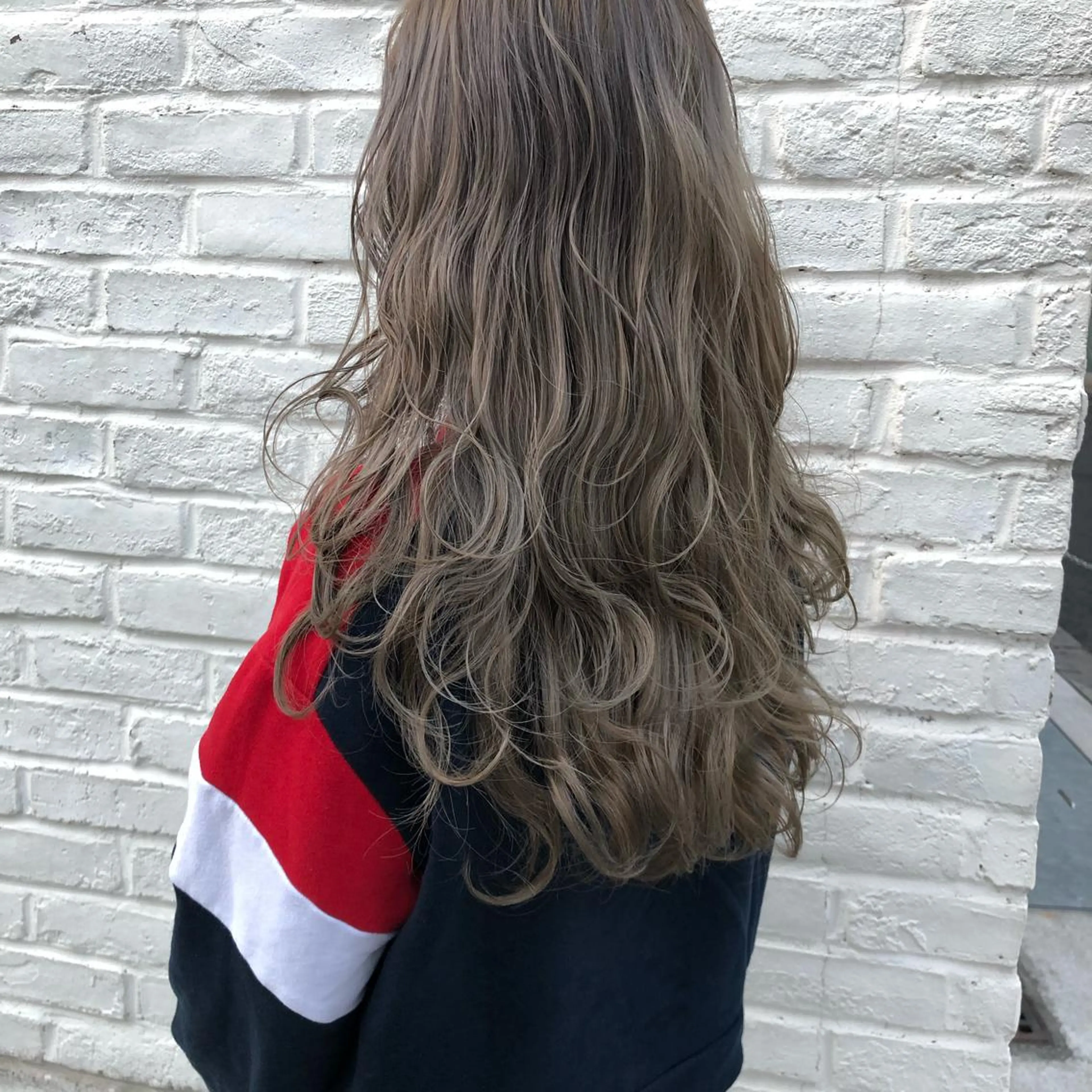 カラー ニシオカ タクヤのヘアスタイル