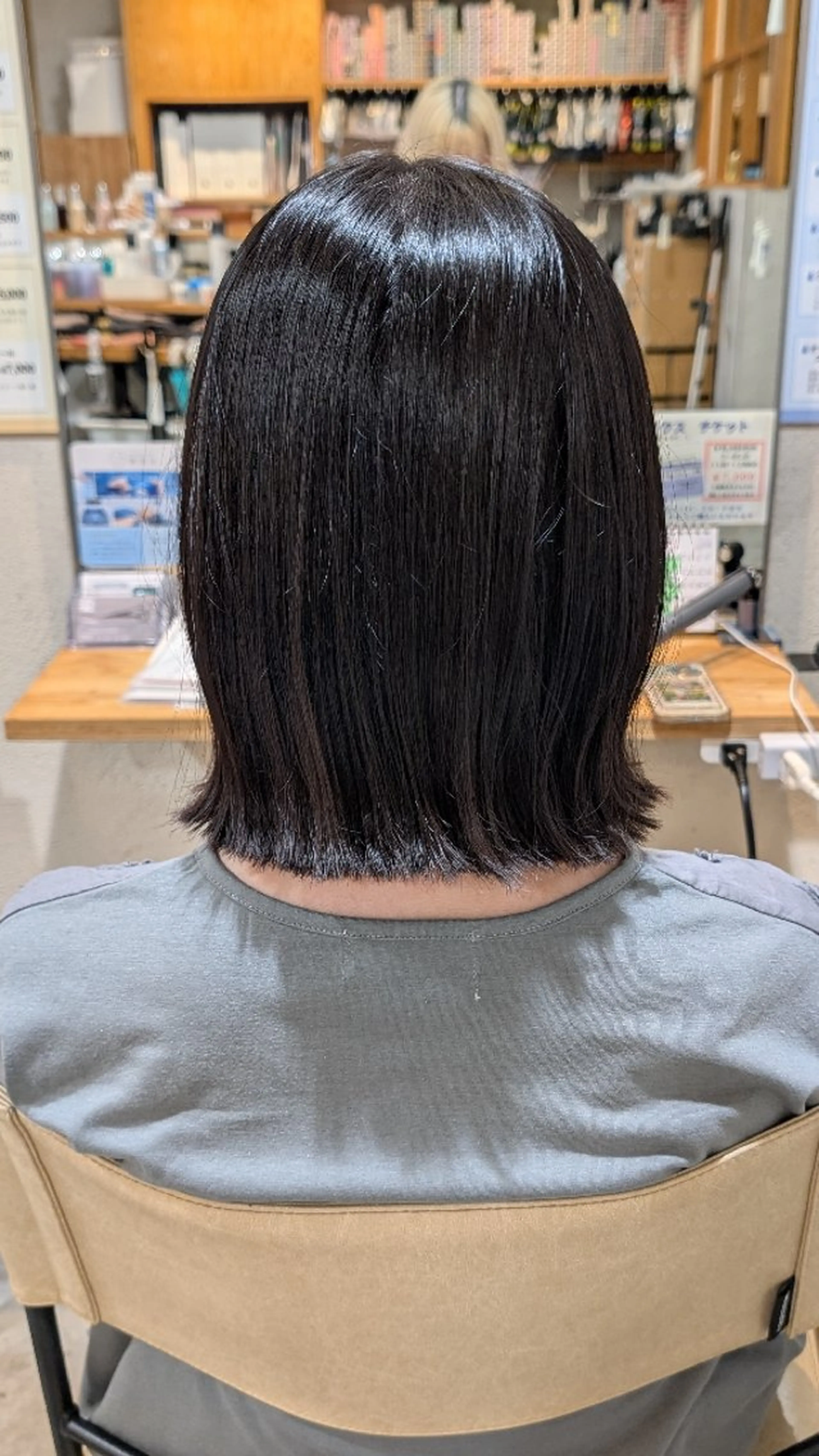ミディアム 【女性限定】 しおりのヘアスタイル