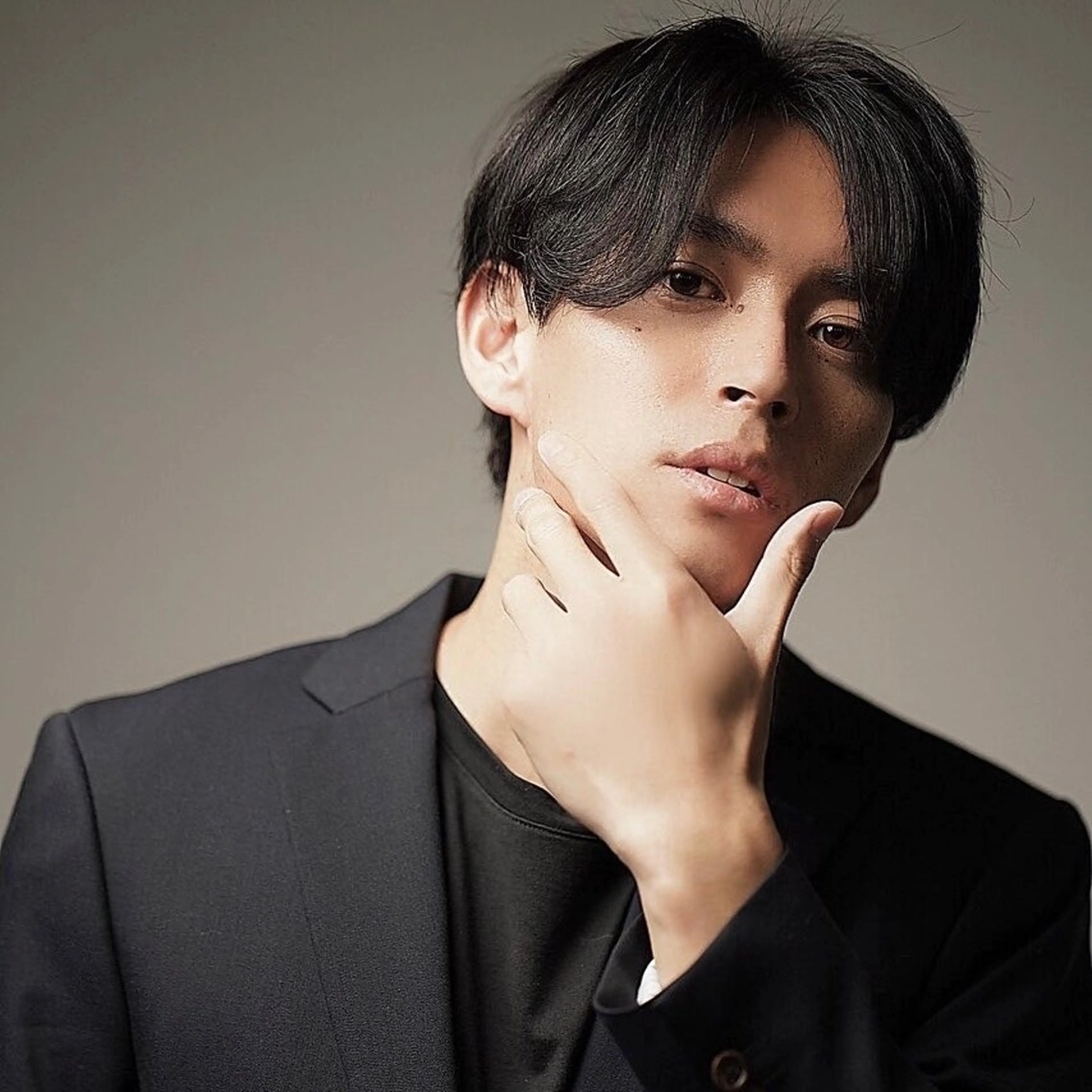 ショート カラー パーマ メンズ センターパート マッシュウルフ マッシュ メンズパーマ ツイストスパイラルパーマ 木村 直哉のヘアスタイル