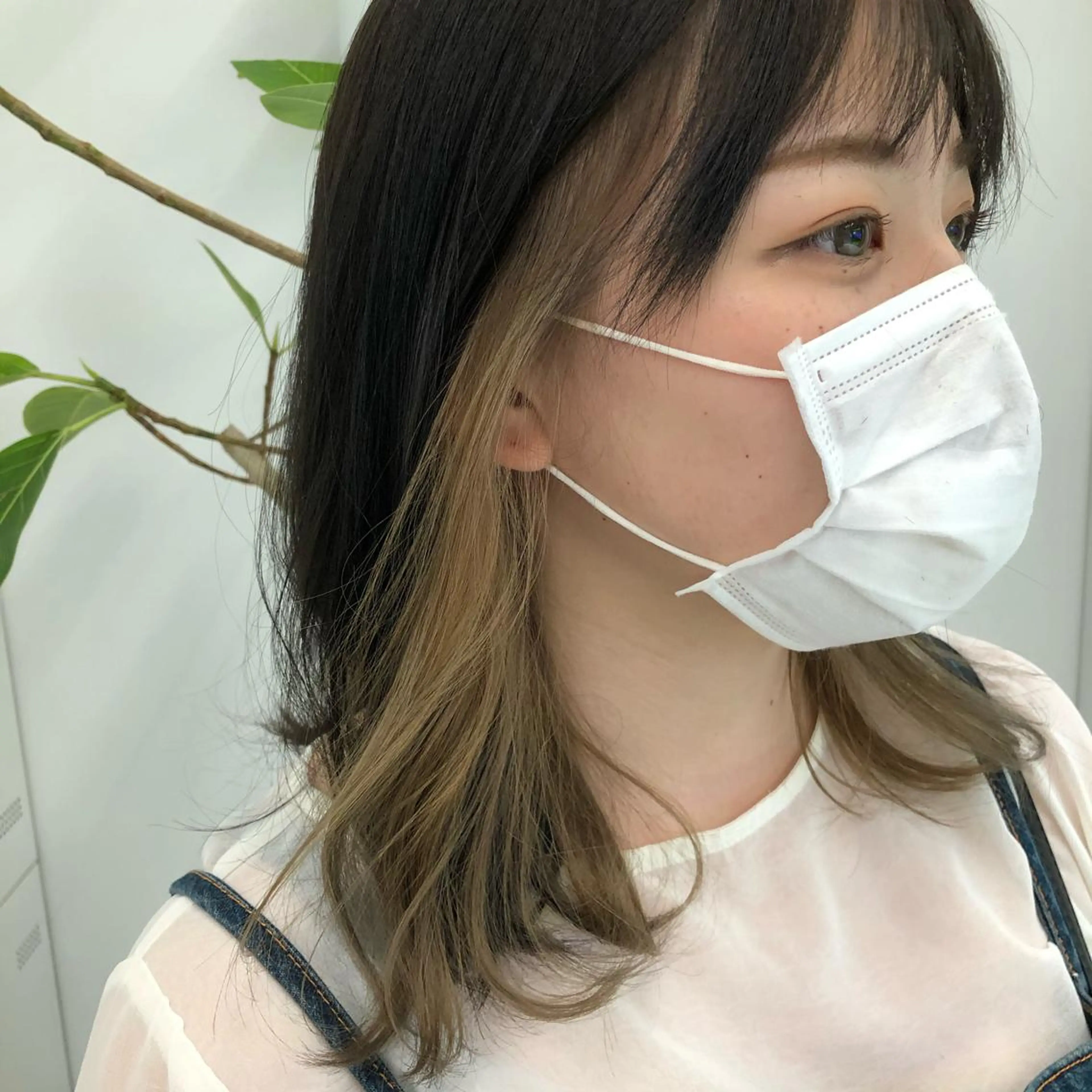 ミディアム カラー インナーカラー レイヤーカット 透明感カラーのヘアスタイル