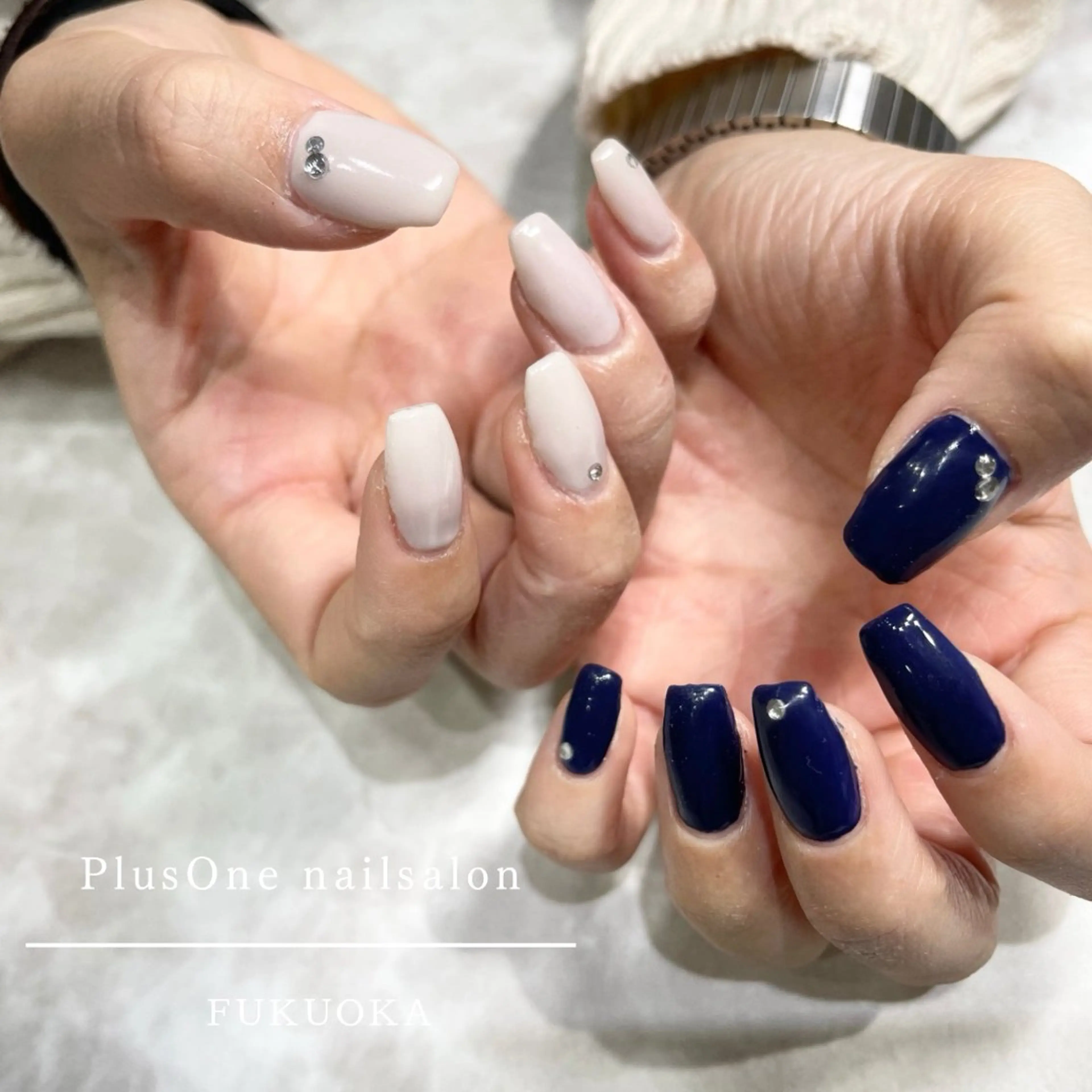 ネイル アートネイル ジェルネイル ネイビー ワンカラーネイル ストーンネイル ハンドネイル 粕屋ネイル＆耳つぼ 🫧Natsumiのネイルデザイン