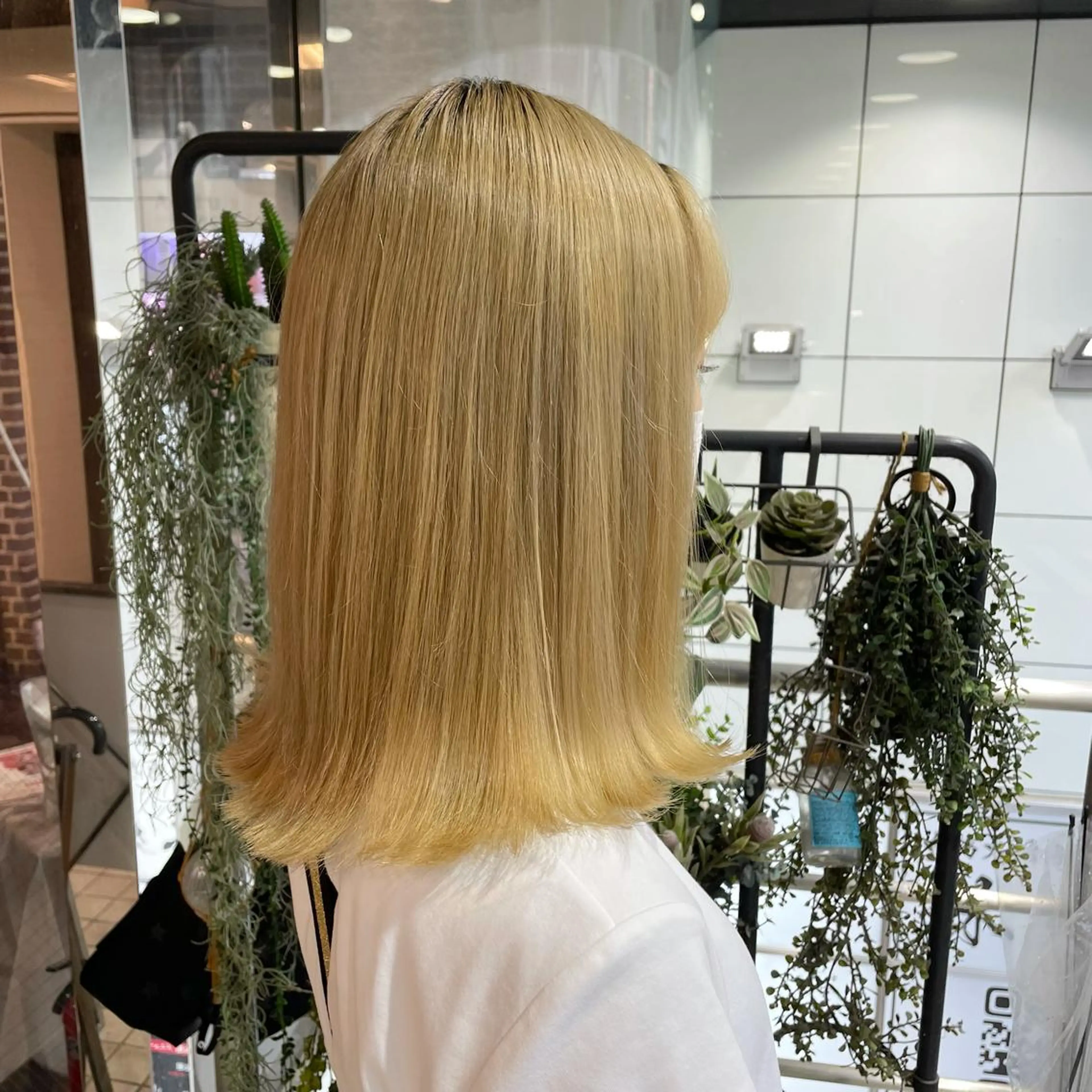 セミロング カラー 外ハネヘア aya/小顔レイヤー /柔らかカラーのヘアスタイル