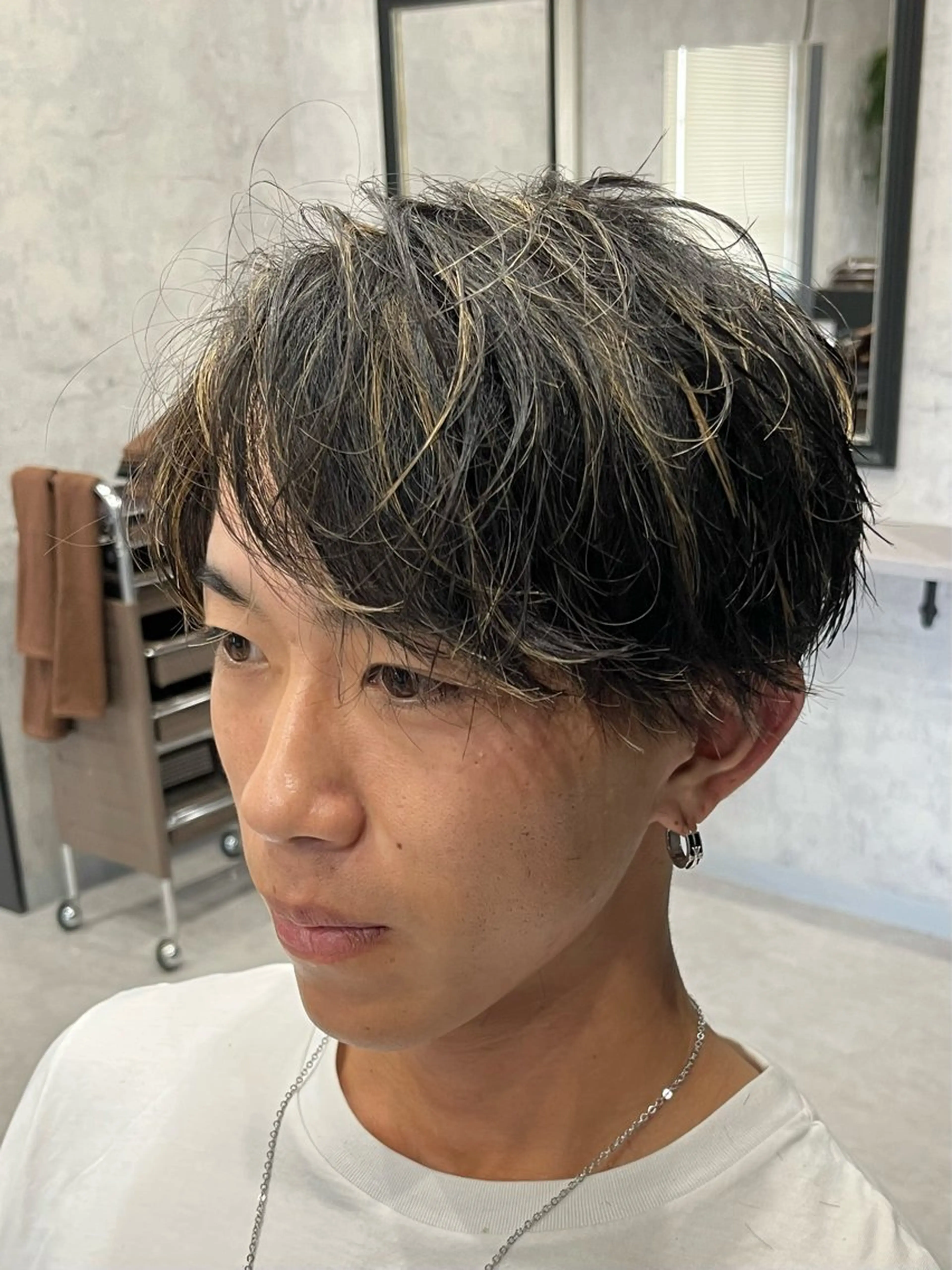 ショート カラー メンズ センターパート メンズハイライト ハイライトカラー ハイライト カット ヘアカラー トリートメント 【店長】メンズ職人 短髪　ハイトーン🔥のヘアスタイル