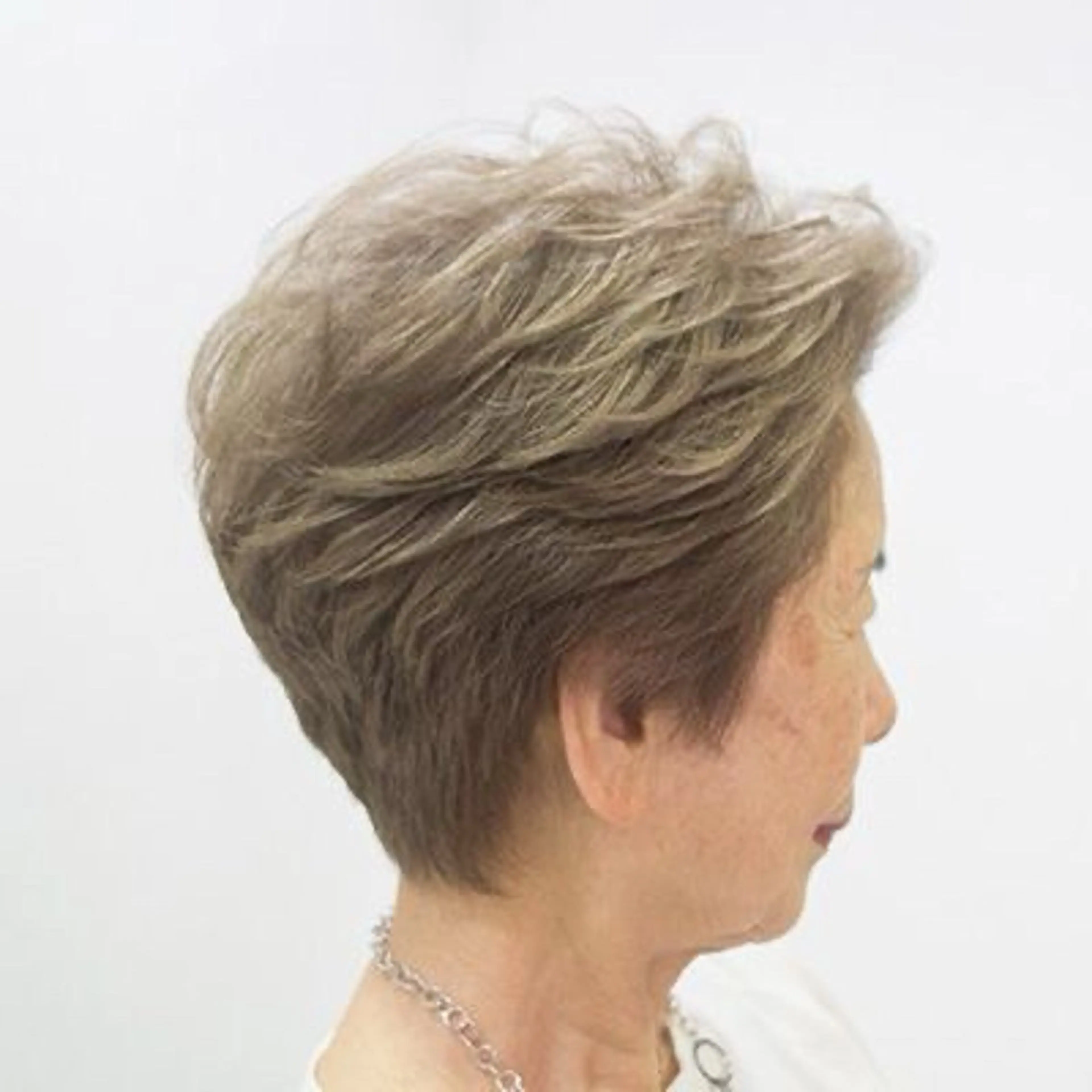 50歳以上の方限定‼︎ ショートカット＋毛流れパーマの写真