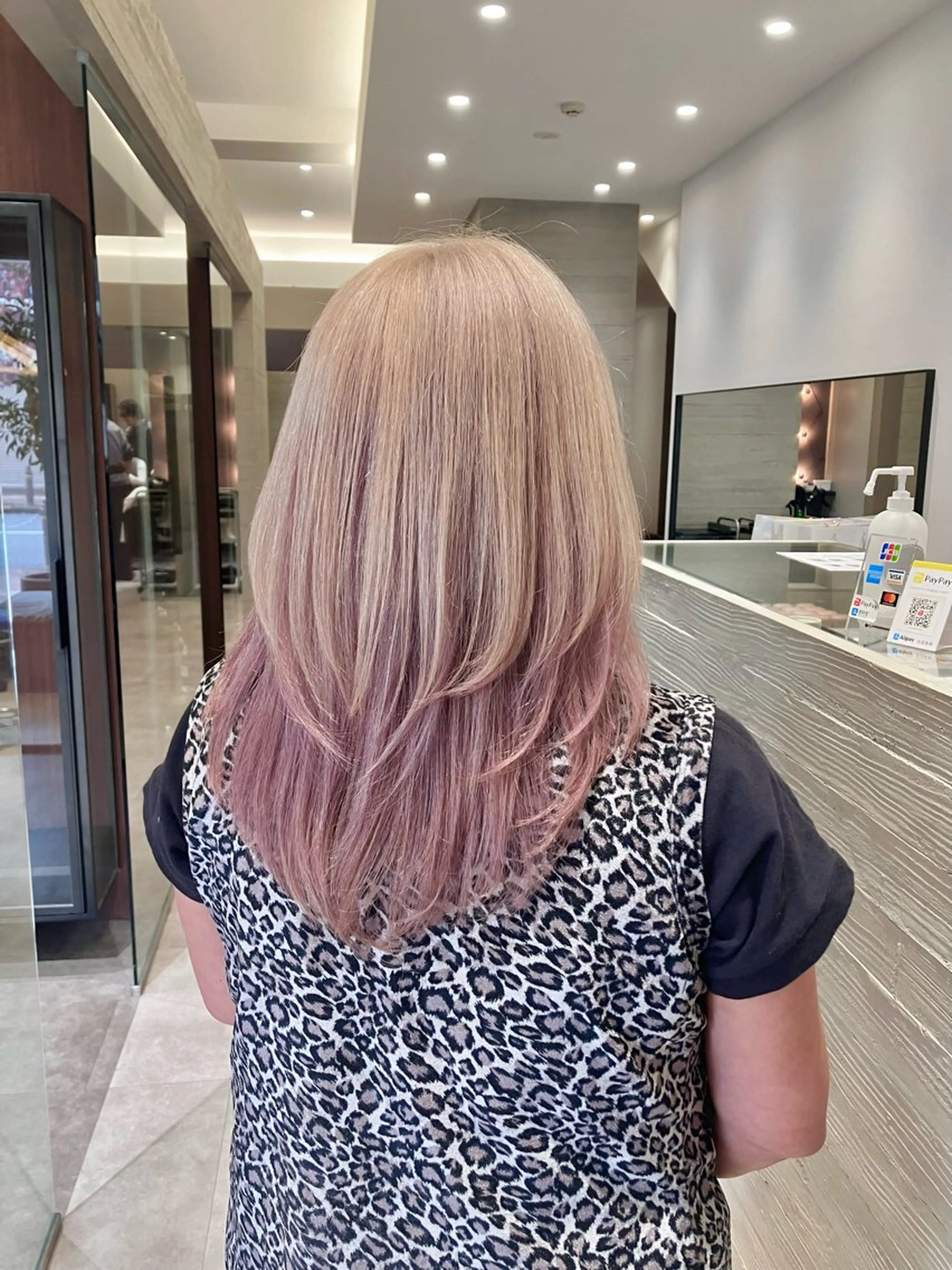 セミロング カラー ブリーチ ピンクカラー ホワイトピンク レイヤーカット カット ヘアカラー サキ🤍ハイトーン 🩰くびれ巻きヘアのヘアスタイル