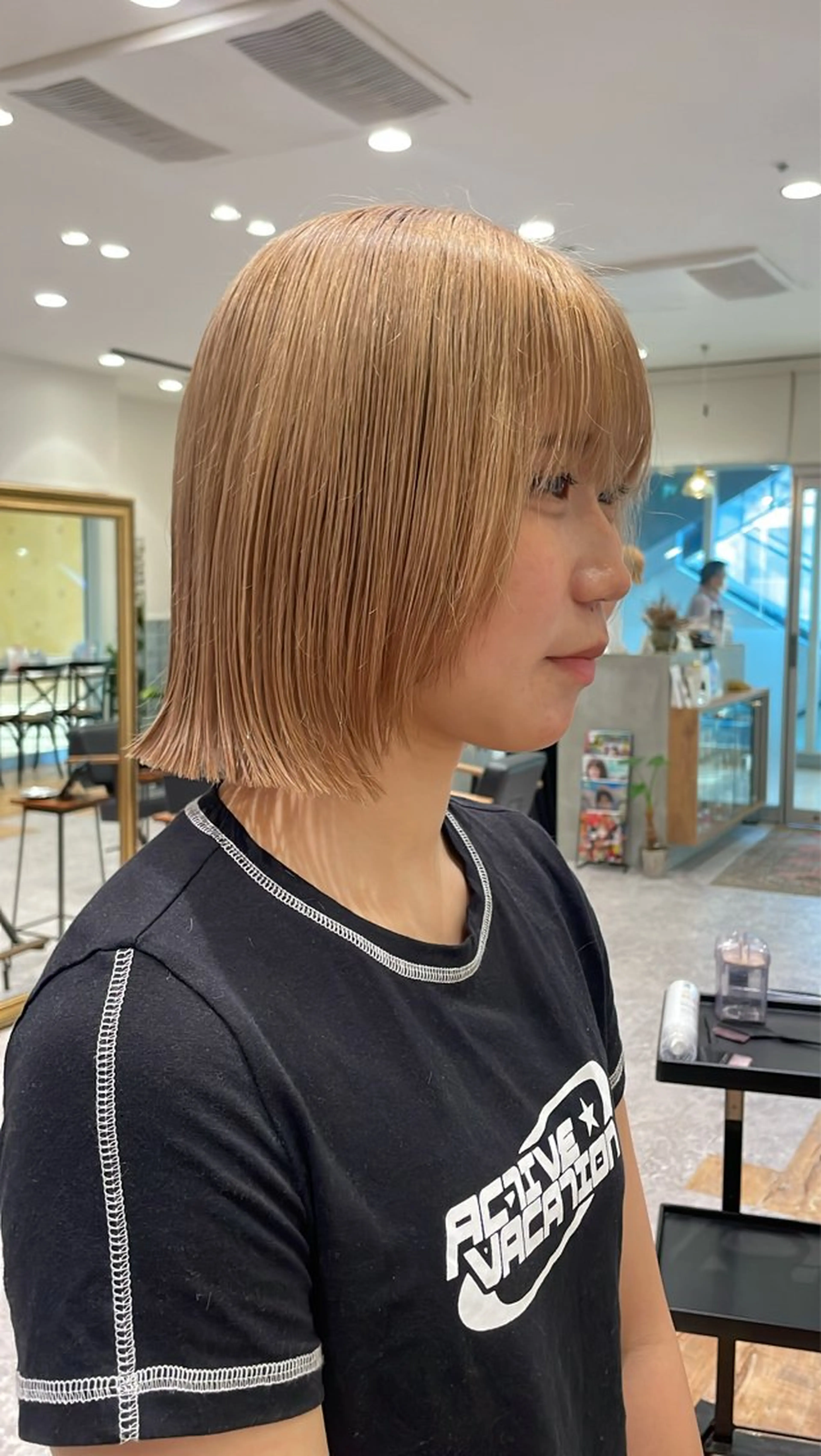 ミディアム カラー 切りっぱなしボブ ベージュカラー ブリーチ ブロンド ブロンドベージュ ブロンド、ベージュ✨ ボブカット🫧のヘアスタイル