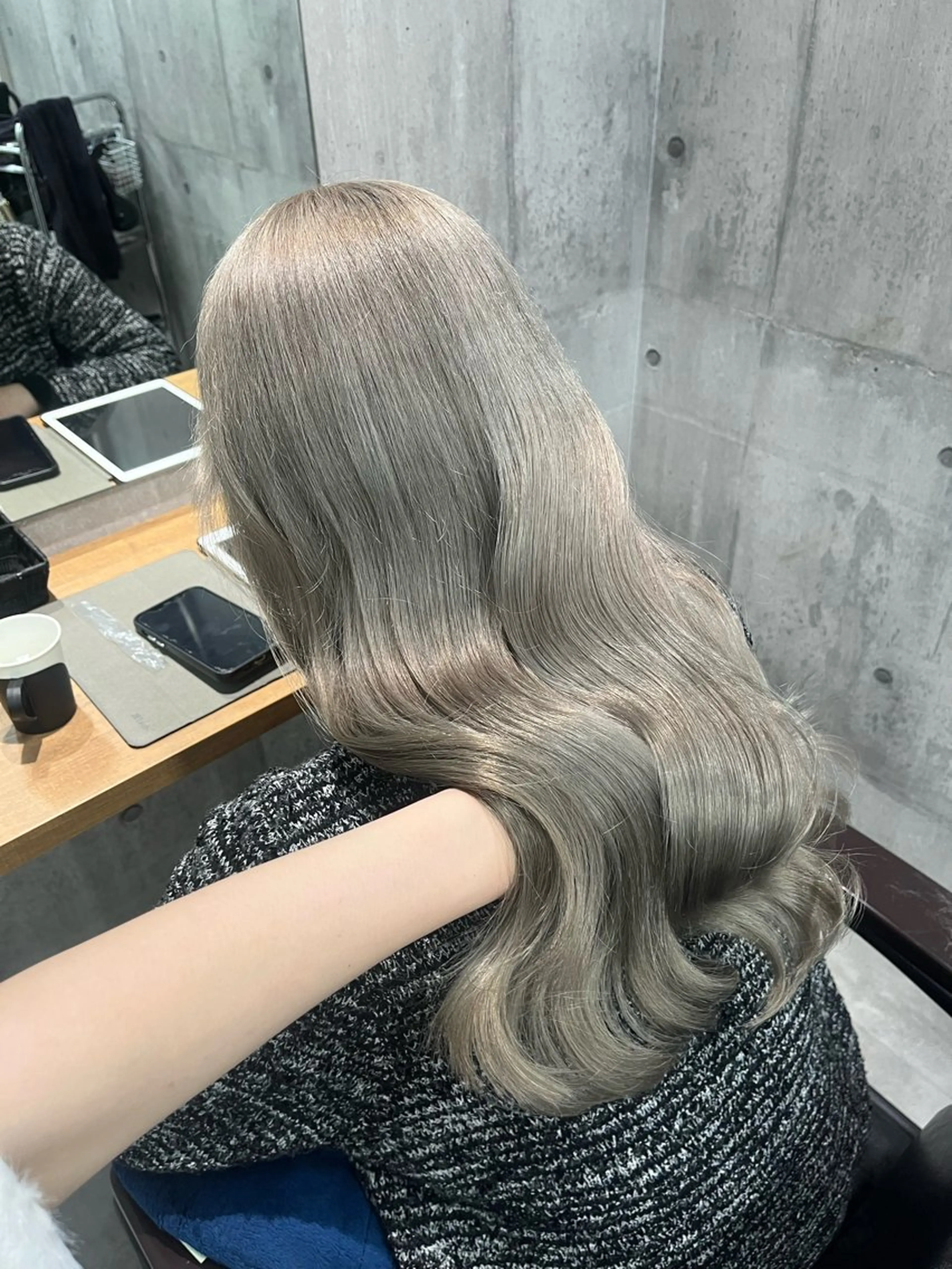 ロング カラー ブリーチ グレージュ ハイトーンカラー カット ヘアカラー トリートメント ヘアセット newi赤羽 HINATAのヘアスタイル