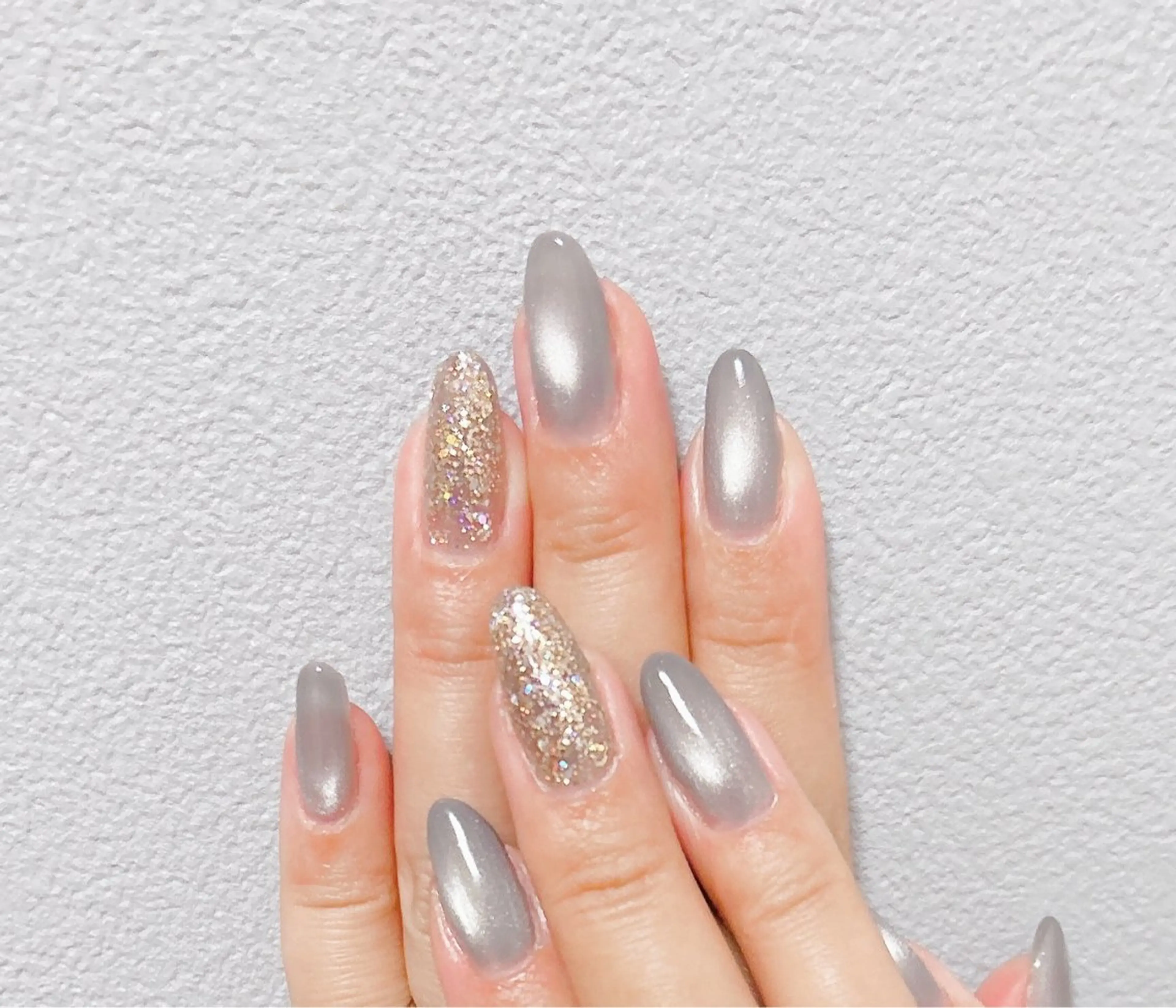 マグネット、ラメカラー2色ネイル(オフ込 ※デコネイルオフは➕1000円)の写真