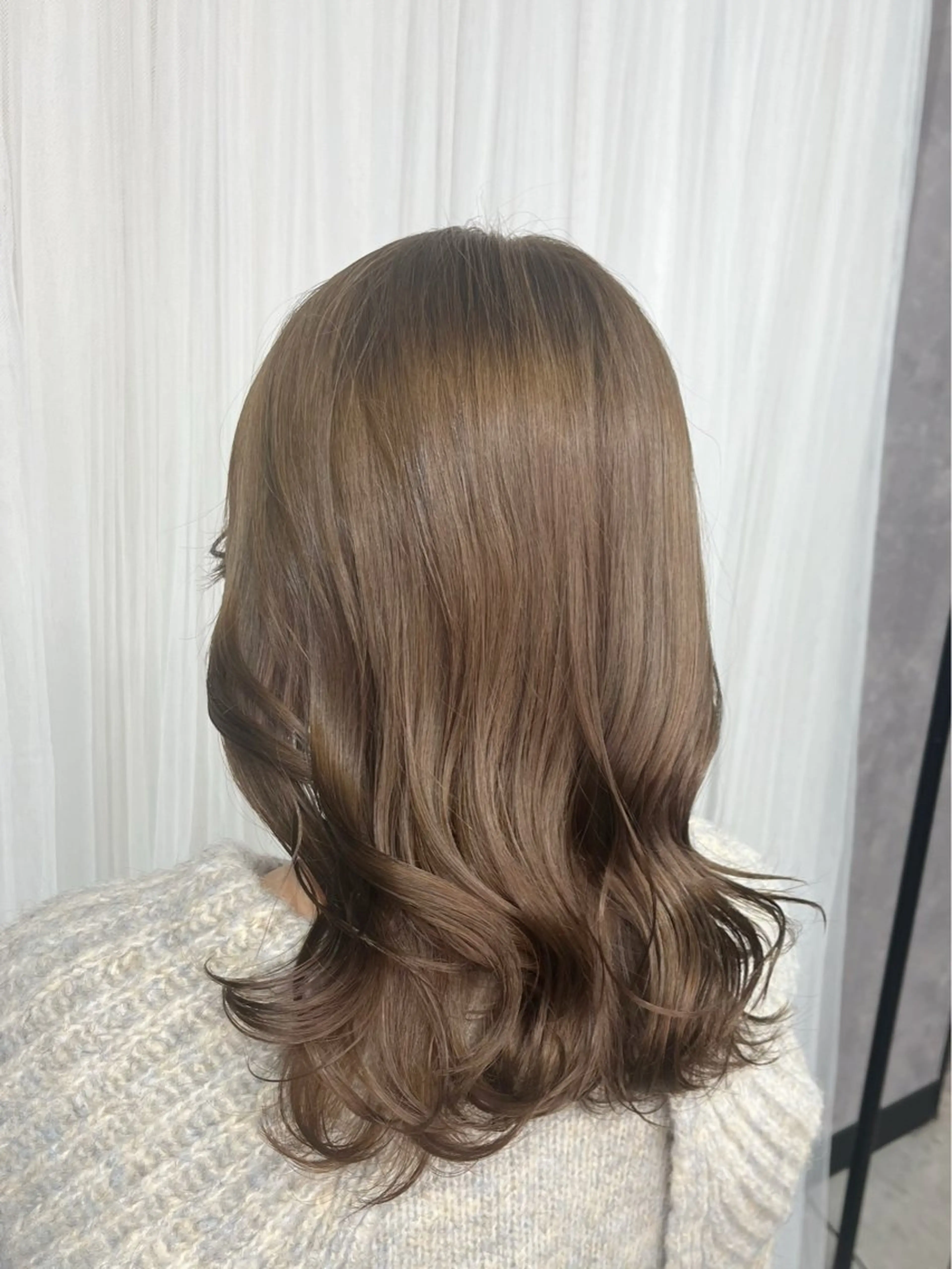 セミロング カラー ベージュカラー オリーブベージュ ヘアカラー 伊藤 由妃乃のヘアスタイル