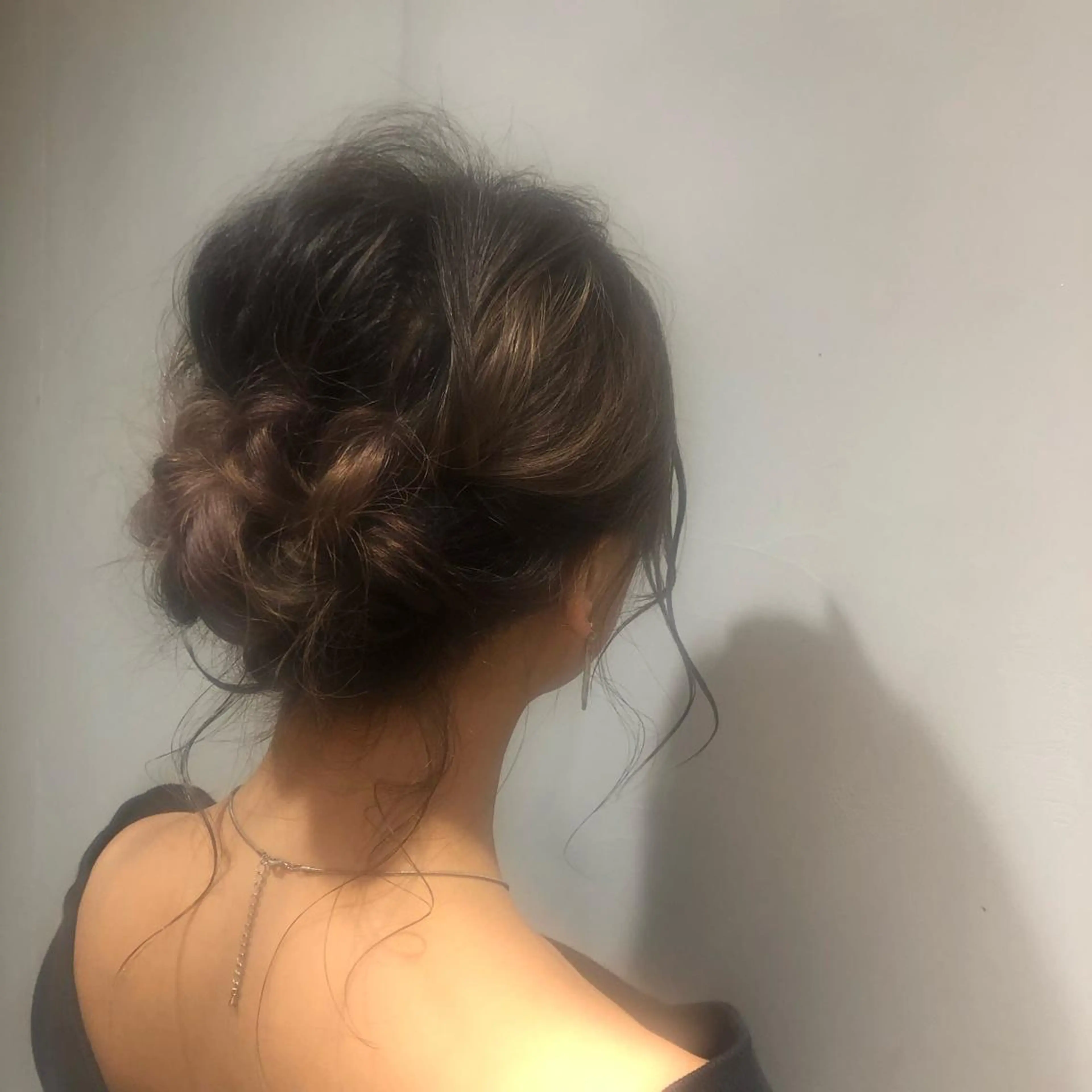 ミディアム ヘアアレンジ カジュアルを女っぽく 𝗮𝘆𝗮𝗰𝗼のヘアスタイル