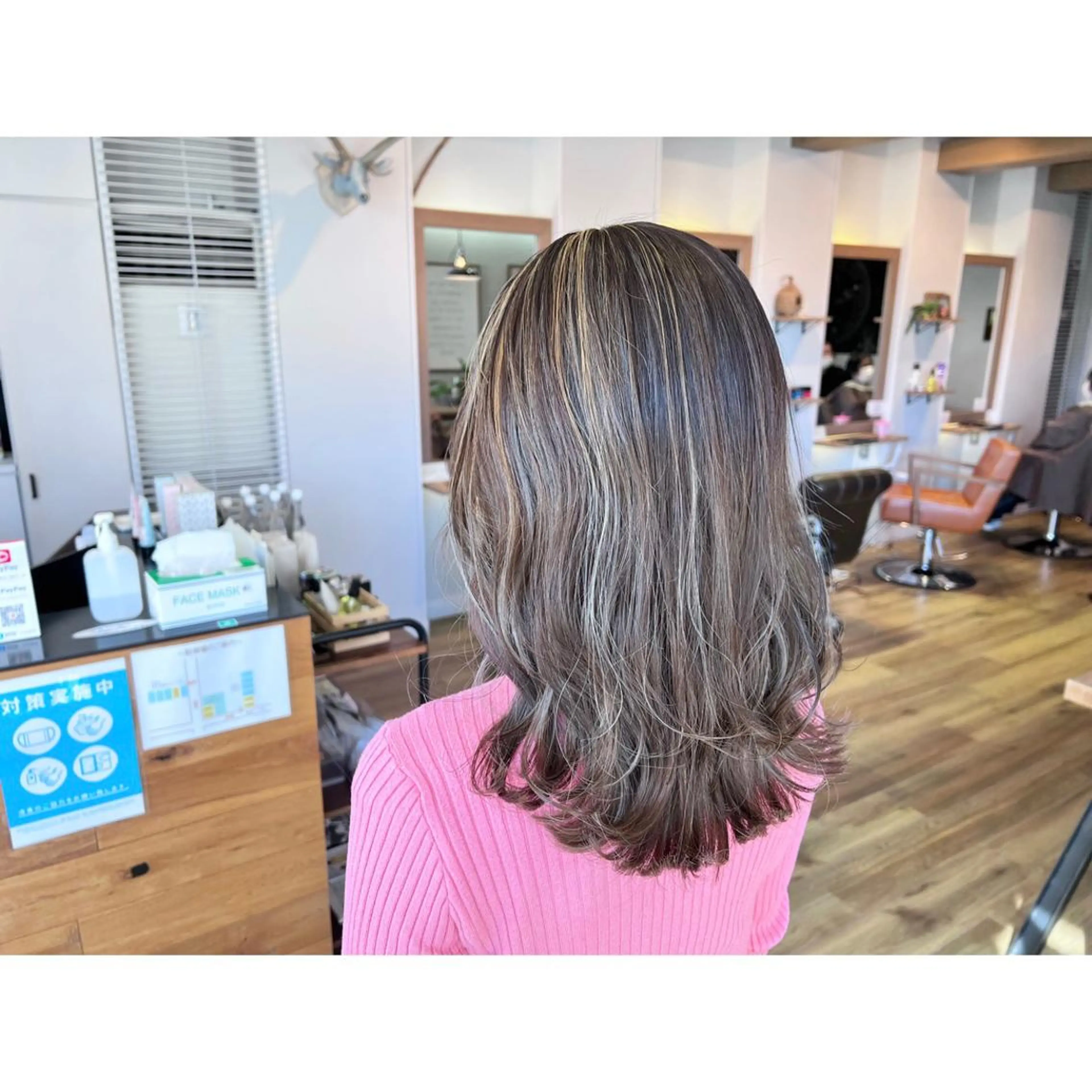 ロング カラー アッシュ ベージュカラー ハイライトカラー ハイライト ヘアカラー トリートメント ツキダテ ユイのヘアスタイル