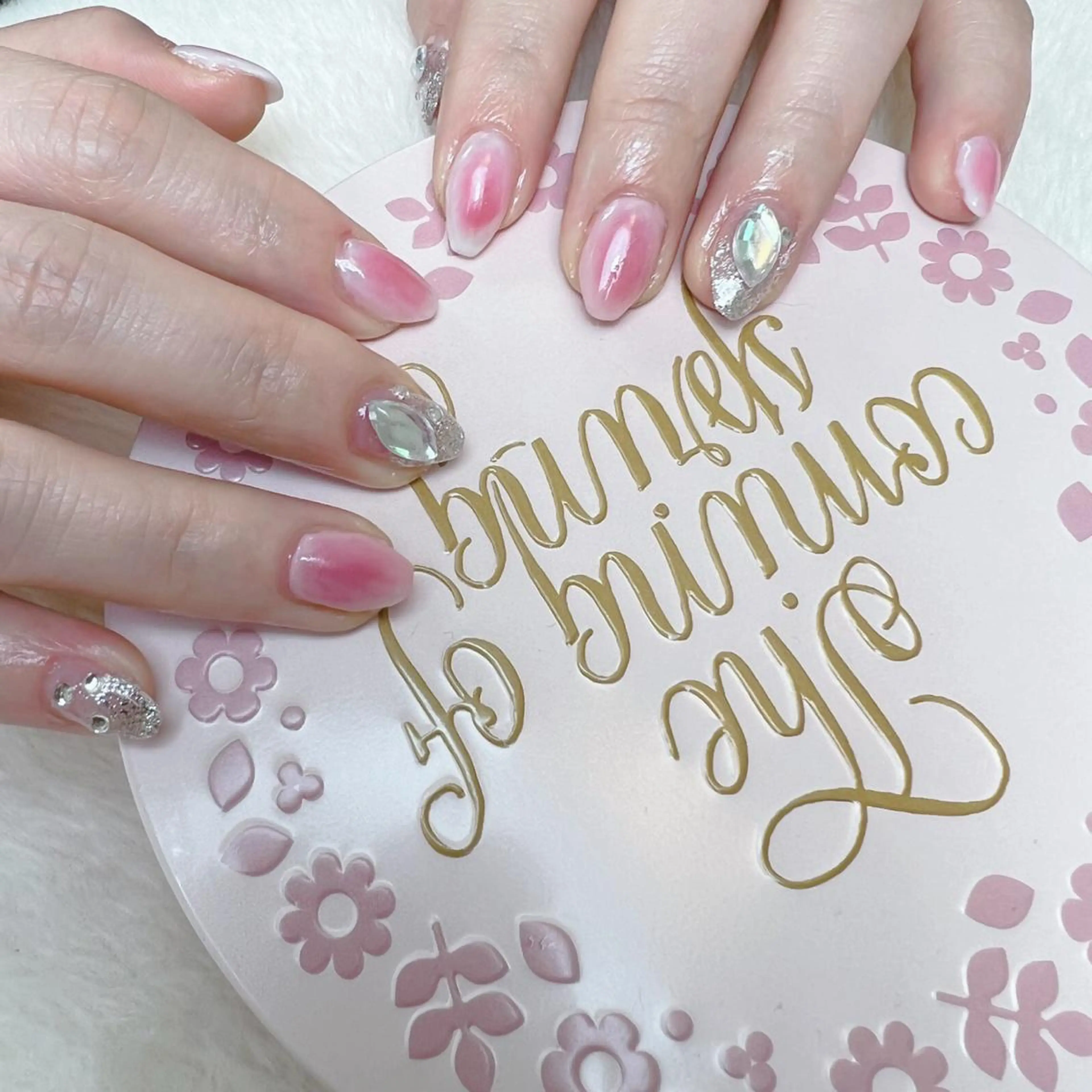 ネイル チークネイル ecru エクリュのネイルデザイン