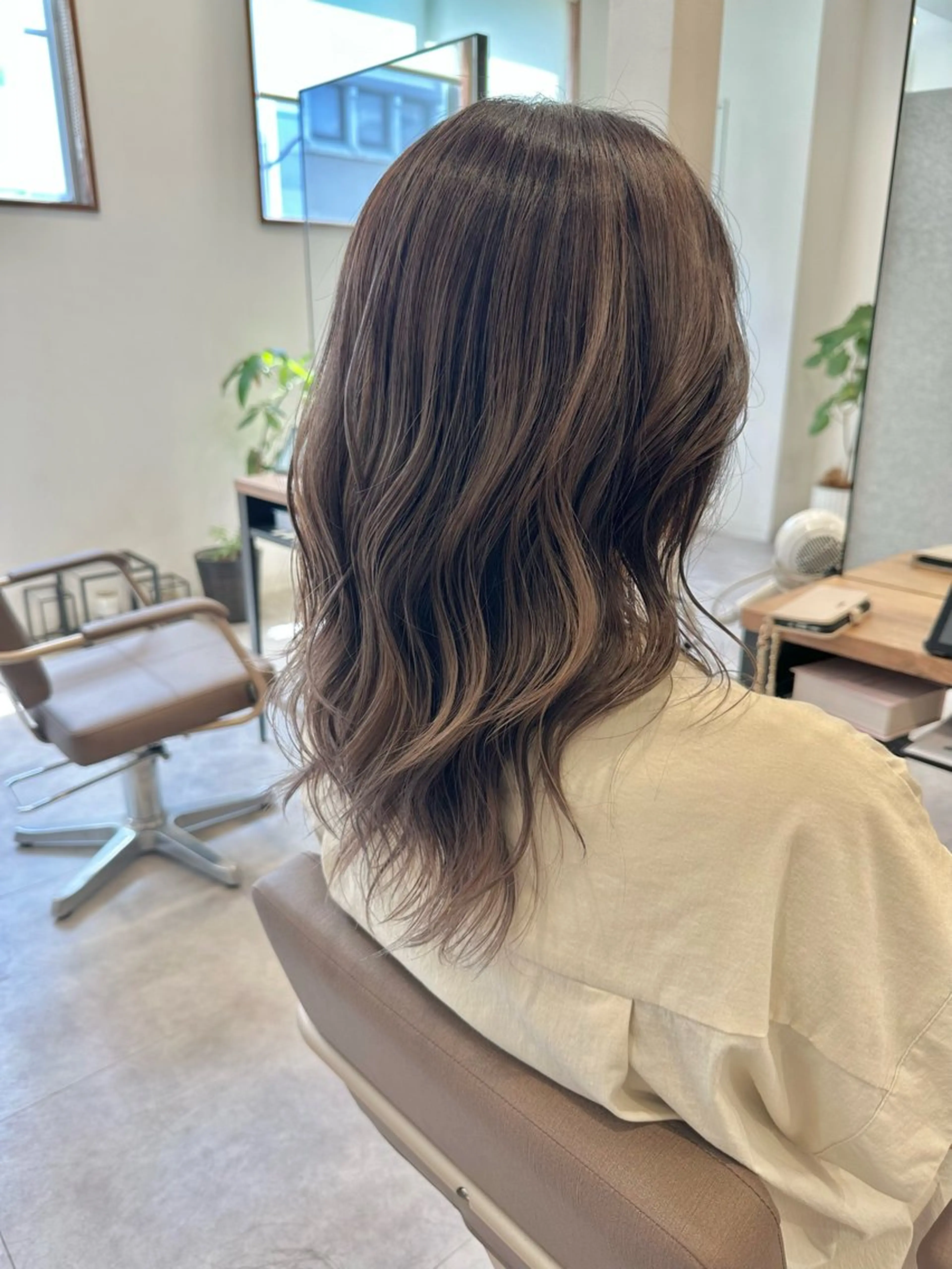 セミロング カラー カット ヘアカラー 白髪ぼかしハイライト レイヤー川口　元気のヘアスタイル