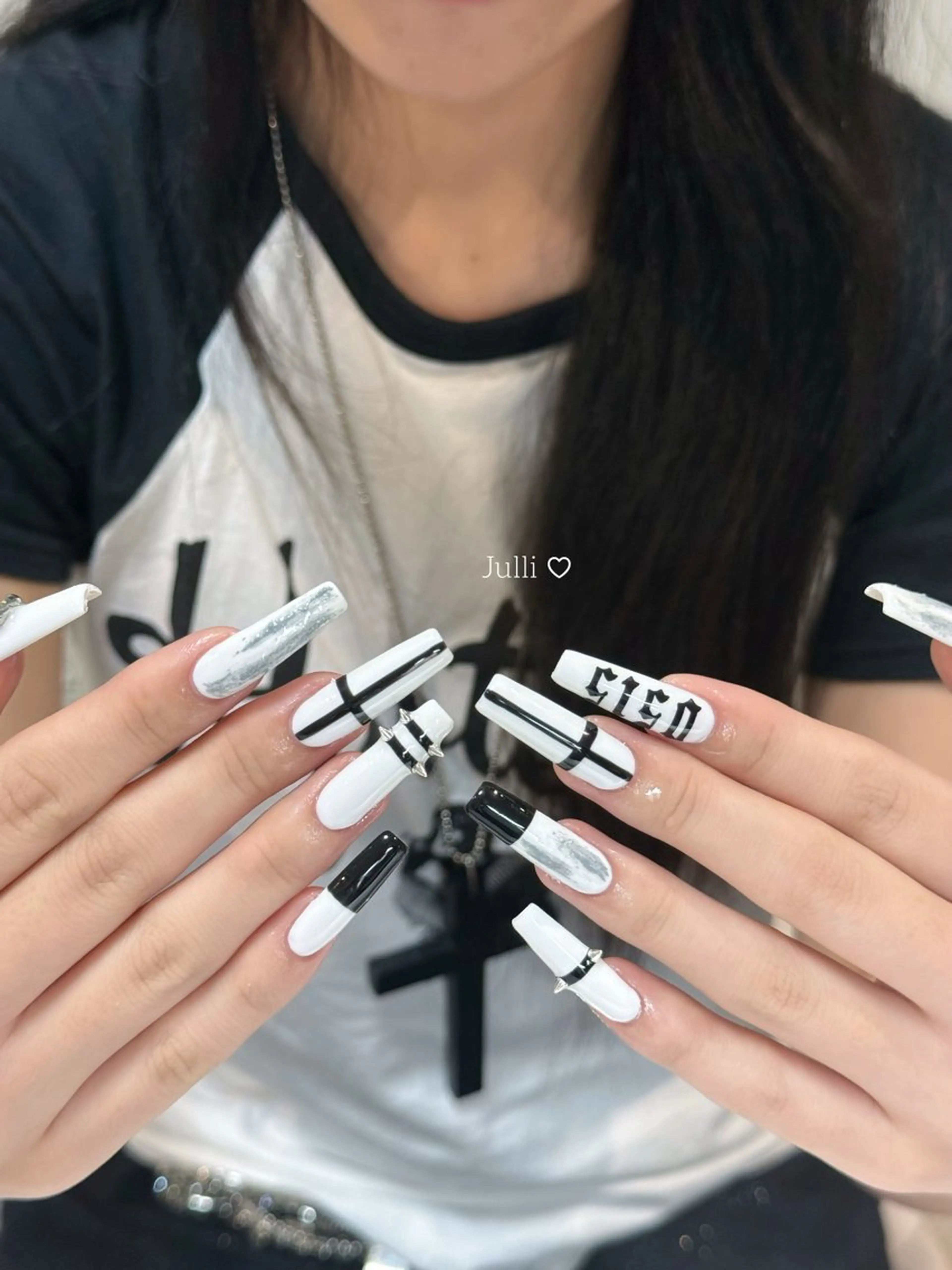 ネイル フレンチネイル ジェルネイル キラキラネイル 韓国ネイル マグネットネイル Julli NailStudioのネイルデザイン