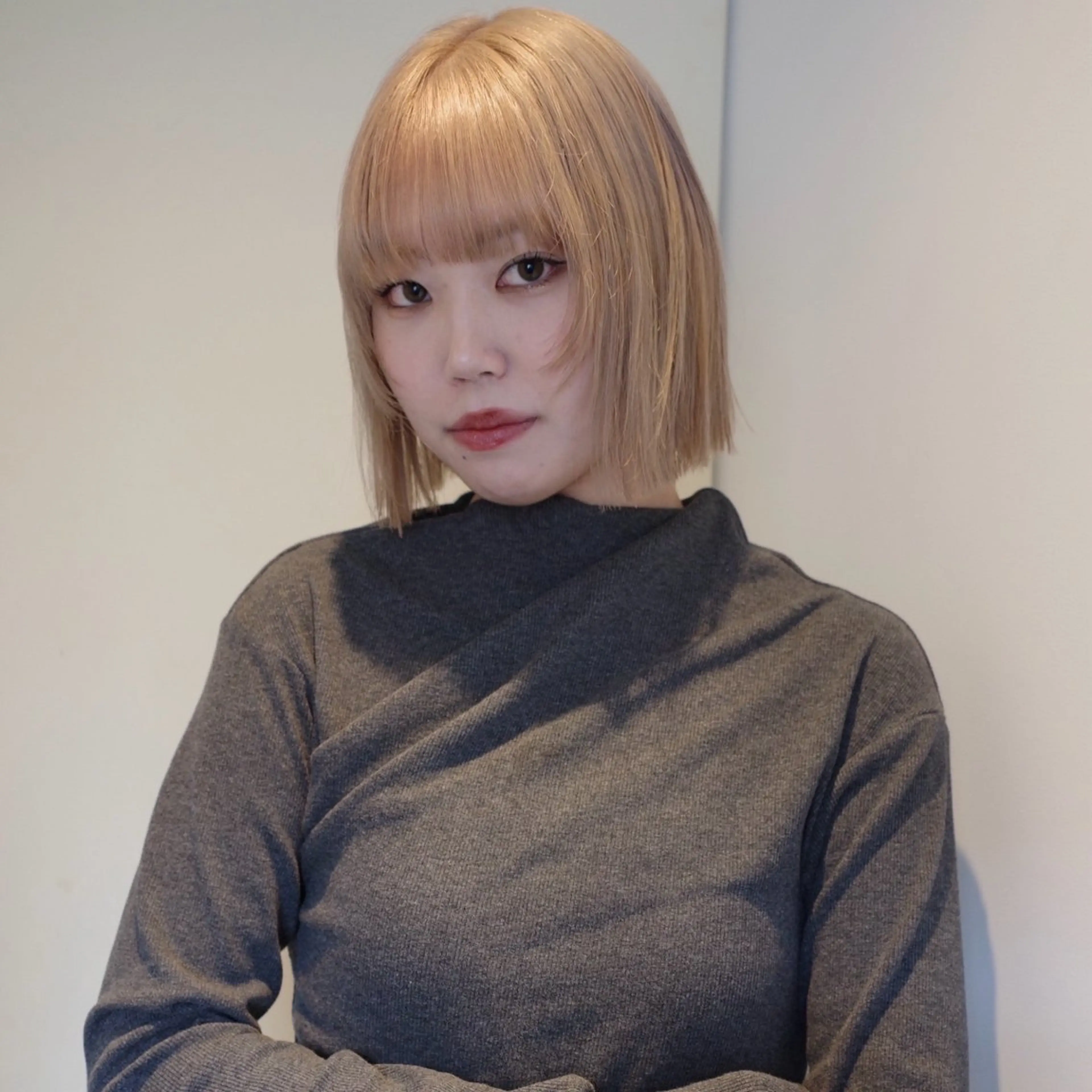 ミディアム カラー ボブレイヤー 透明感カラー ハイトーンカラー ボブ 顔まわりレイヤー カット ヘアカラー トリートメント nonoka オリーブ/レイヤーのヘアスタイル