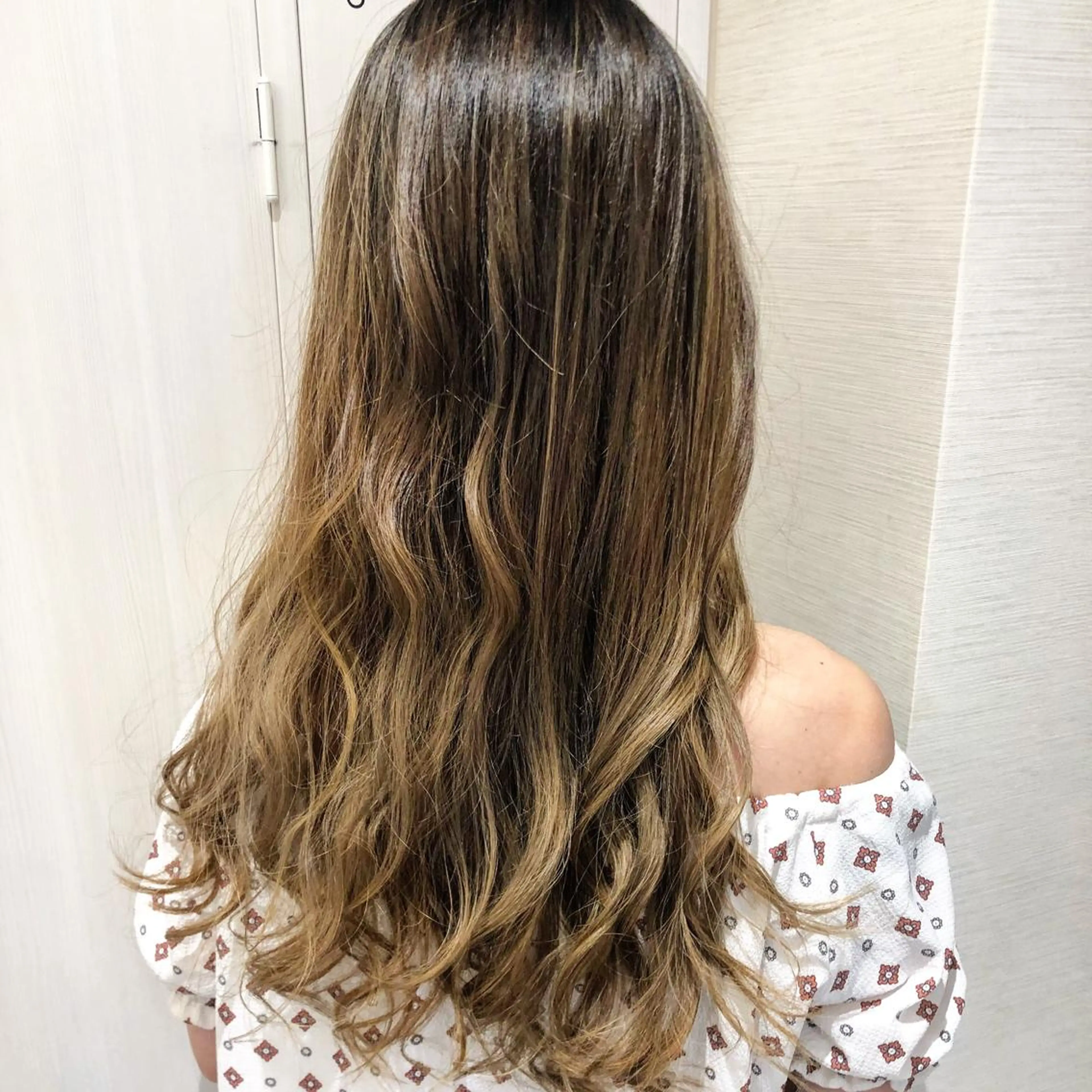 ロング カラー アディクシーカラー アッシュ バレイヤージュ ベージュカラー 透明感カラー 三鷹で1番ショート ボブをカットする新谷のヘアスタイル