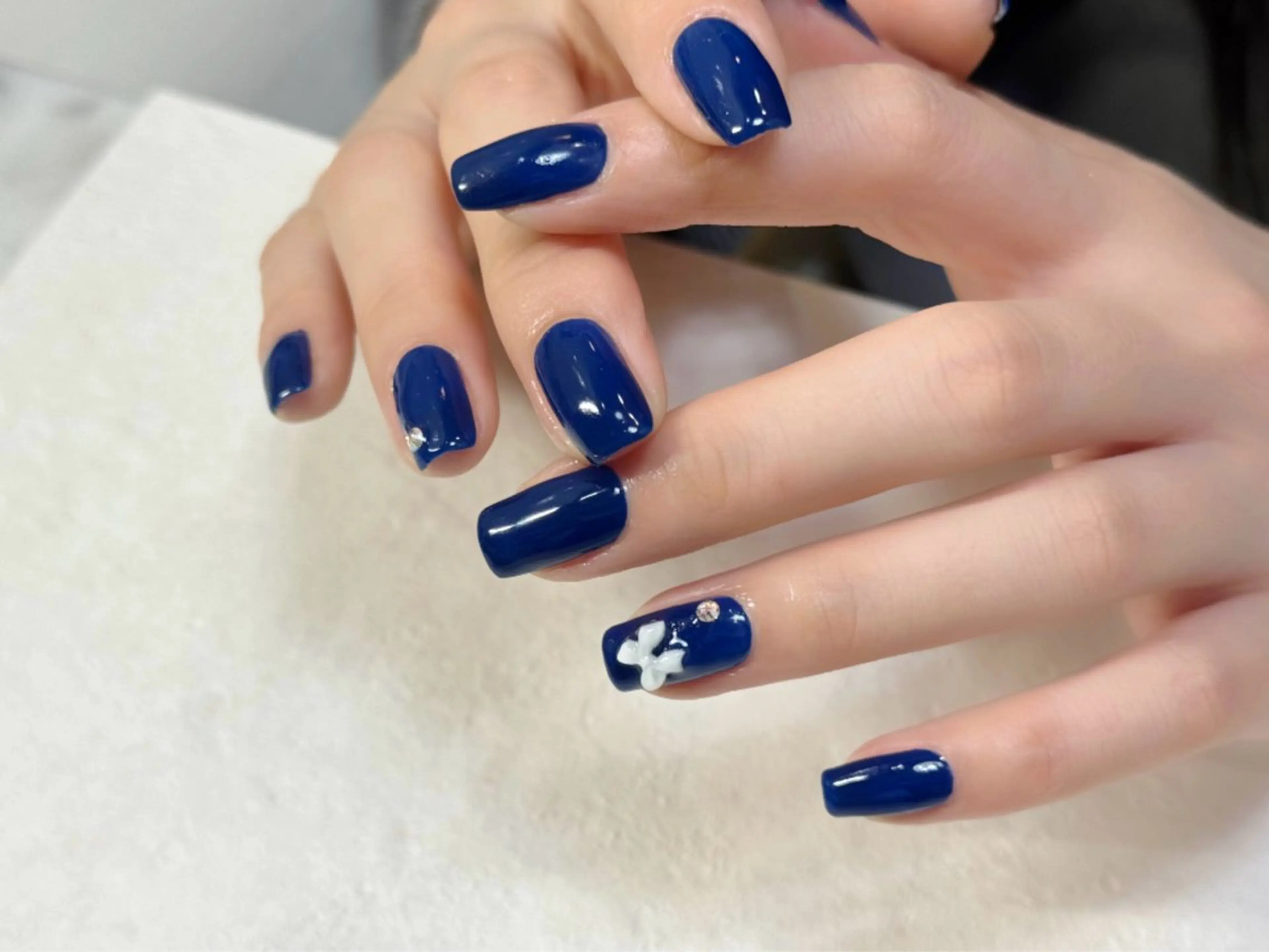 ネイル ワンカラーネイル リボン ストーンネイル ハンドネイル CHICnail🪽 /目黒/パラジェルのネイルデザイン