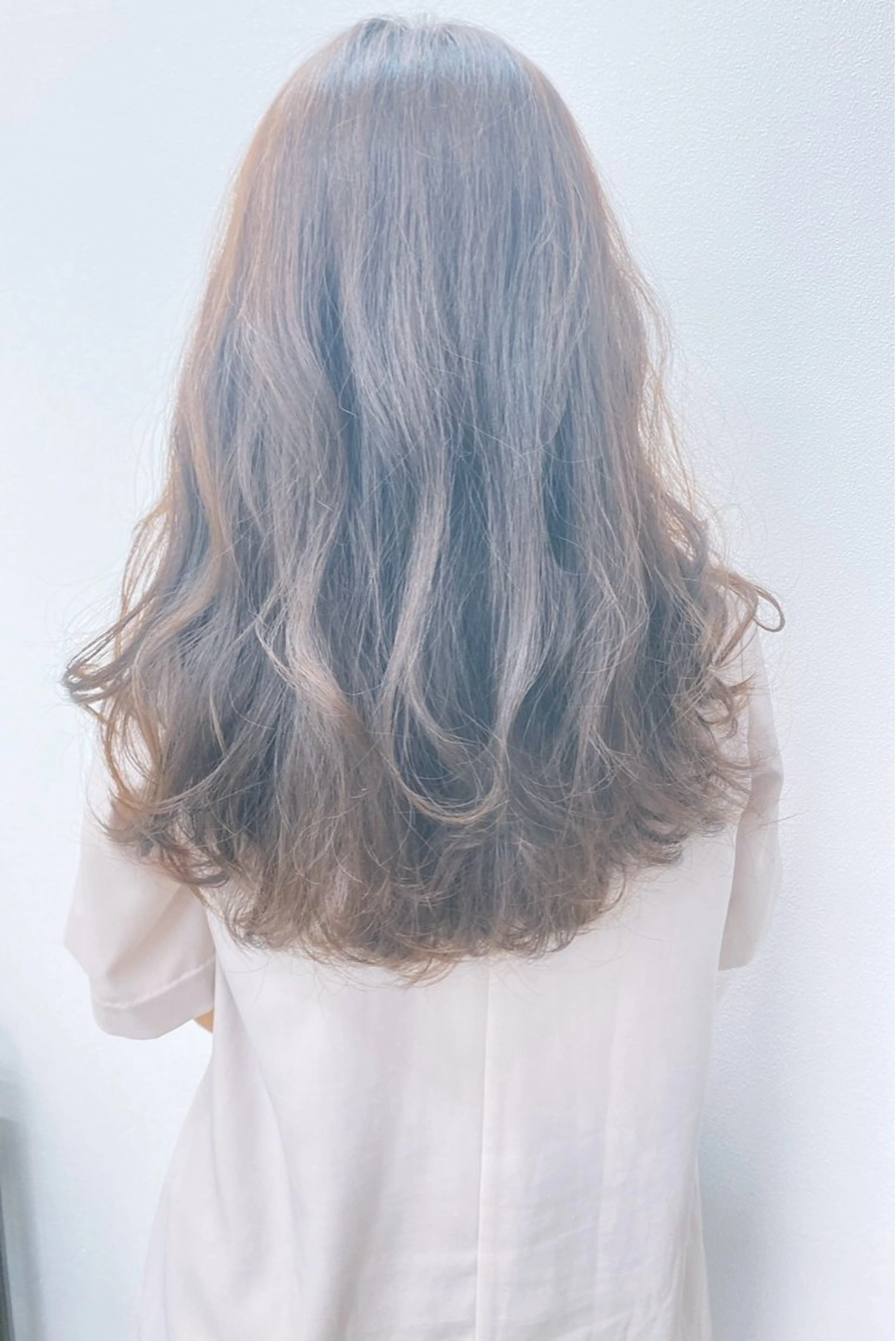 ロング カラー ヘアアレンジ アッシュ ベージュカラー 顔周りカット レイヤーカット ロング 馬渕 由梨のヘアスタイル