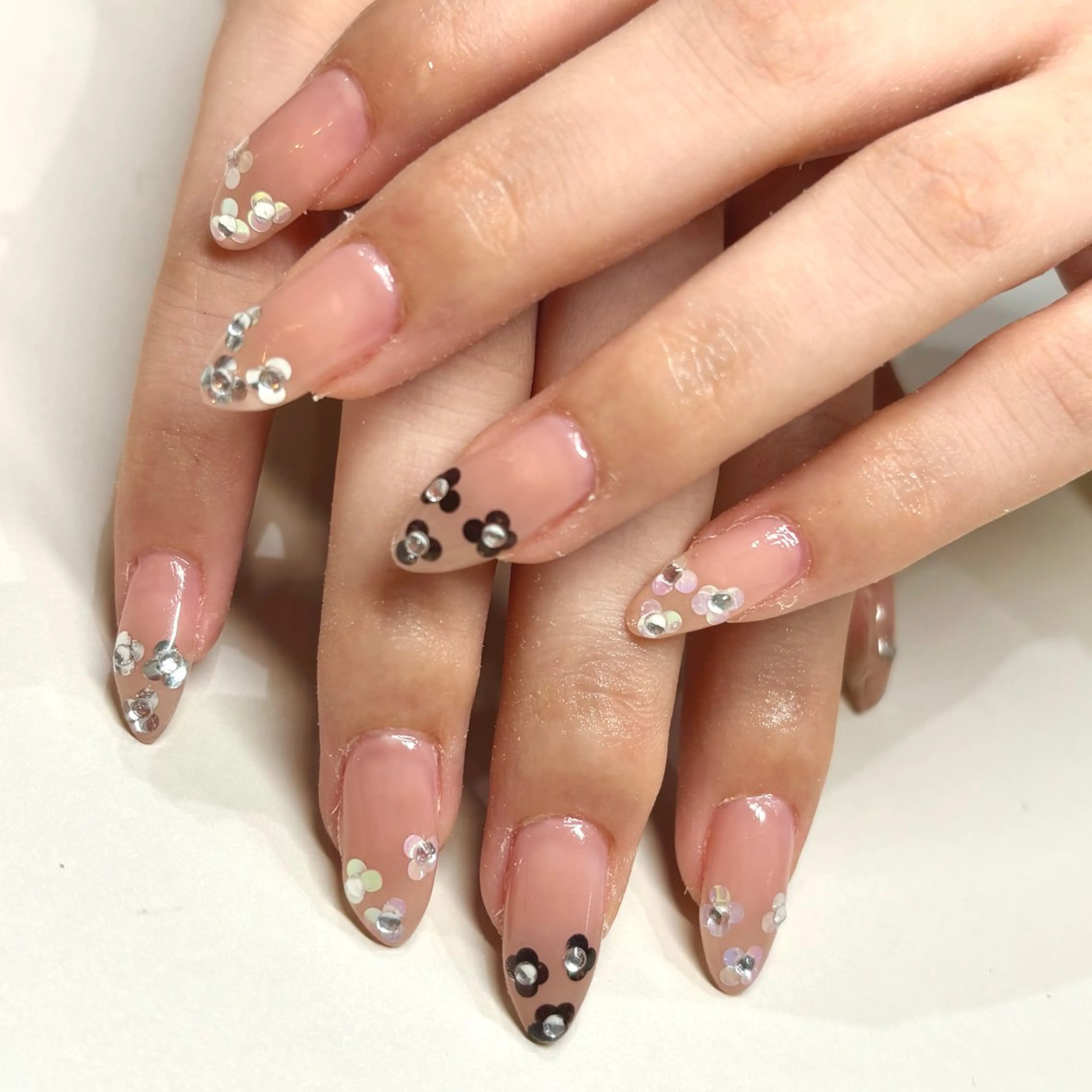 ネイル フラワーネイル ホログラムネイル キラキラネイル シンプルネイル ハンドネイル THE BALM Rosagasのネイルデザイン