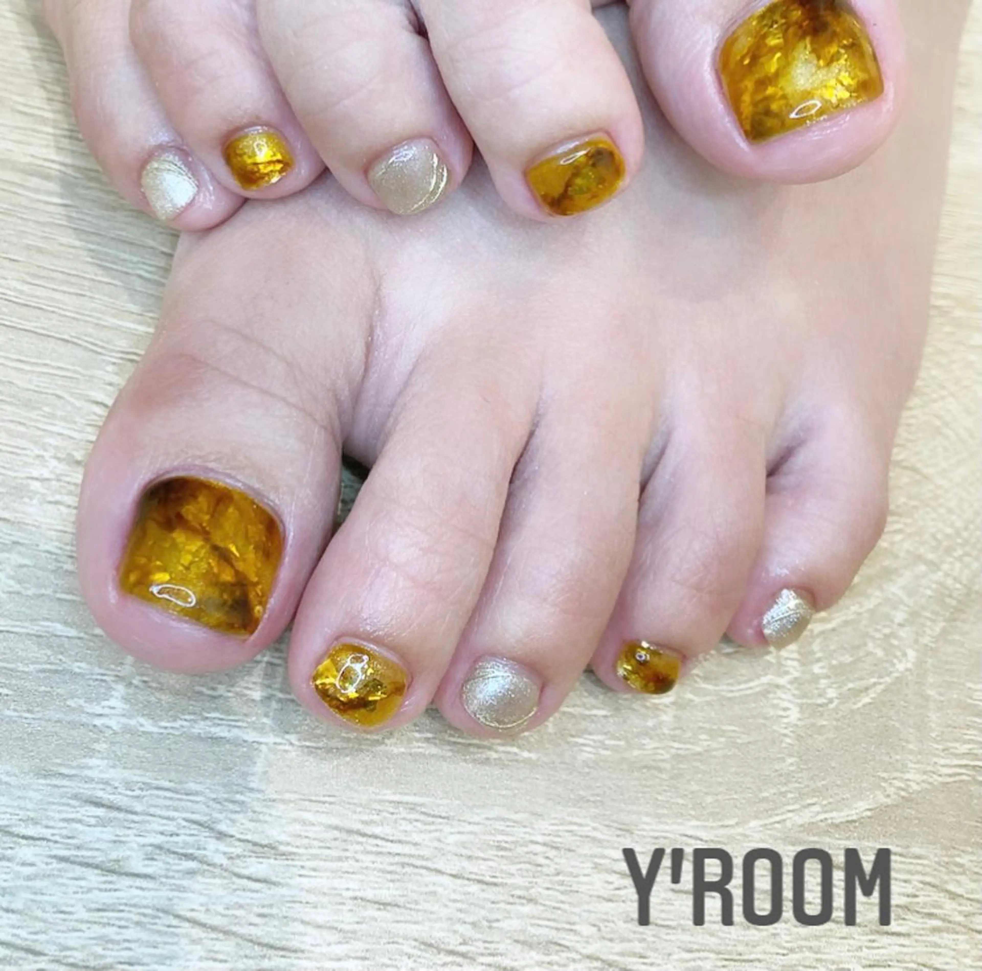 ネイル オーロラネイル べっ甲ネイル フラッシュネイル フットネイル ジェルネイル YUKA （ネイリスト）のネイルデザイン