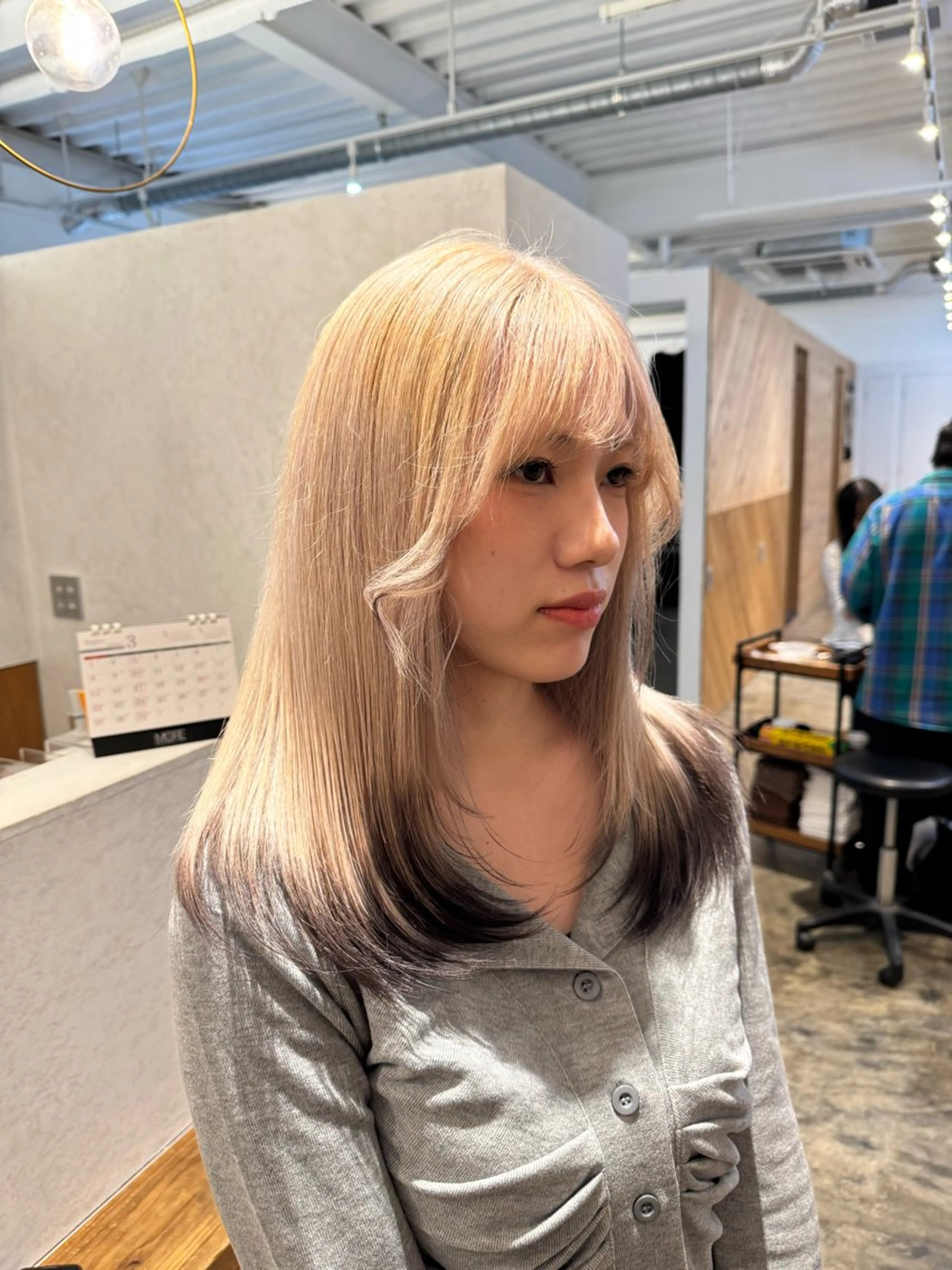 セミロング カラー ベージュカラー ホワイトベージュ レイヤーカット カット ヘアカラー ハイトーンカラー特化 🥀KAITO🥀のヘアスタイル