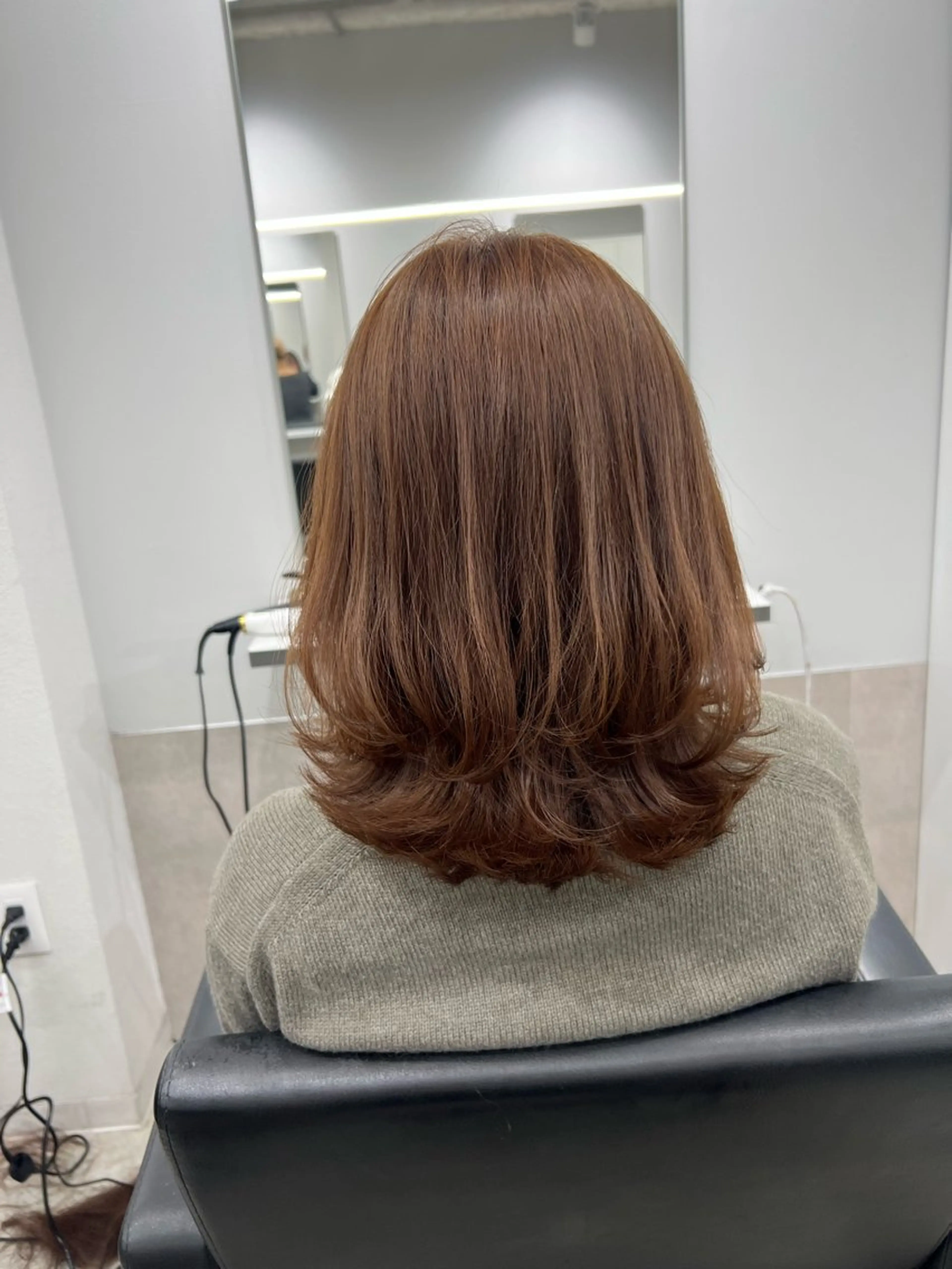 ミディアム カット ヘアカラー maya レイヤーカットのヘアスタイル