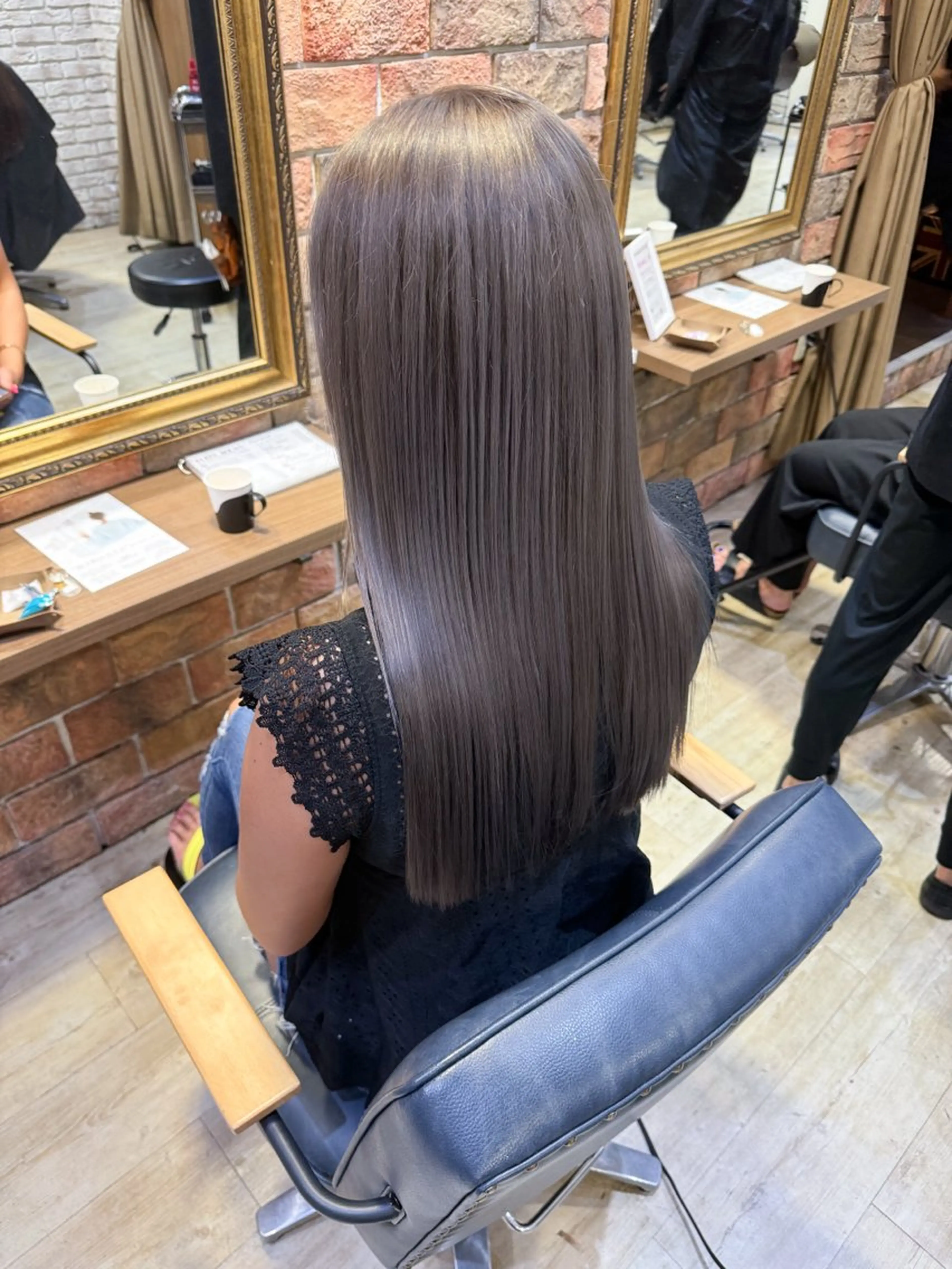 ロング カラー ベージュカラー ブリーチ シルバー シルバーベージュ カット ヘアカラー トリートメント 古川 流久のヘアスタイル