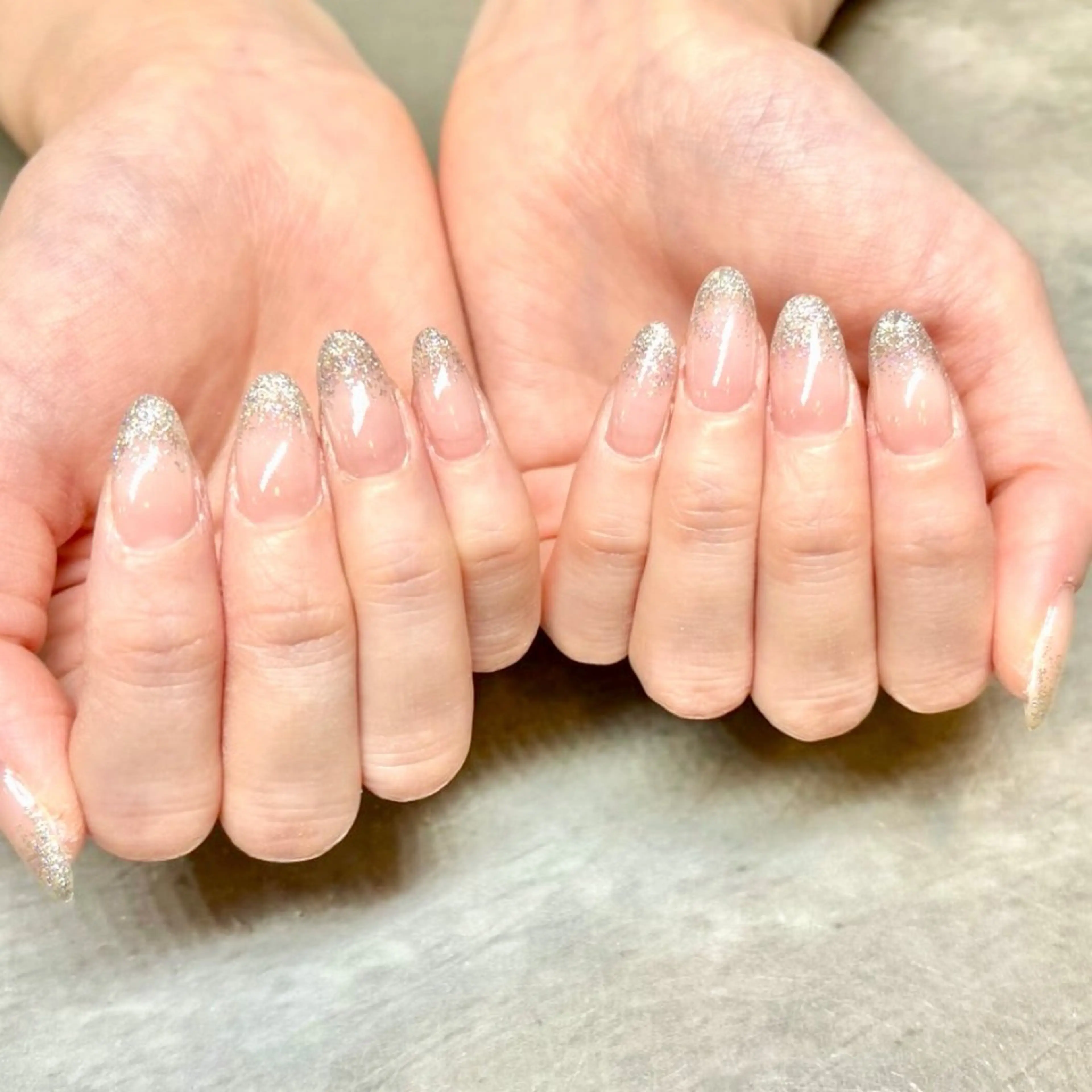 【オフィスOK✨】上品ラメグラデーションネイル✨オフなし　60分の写真